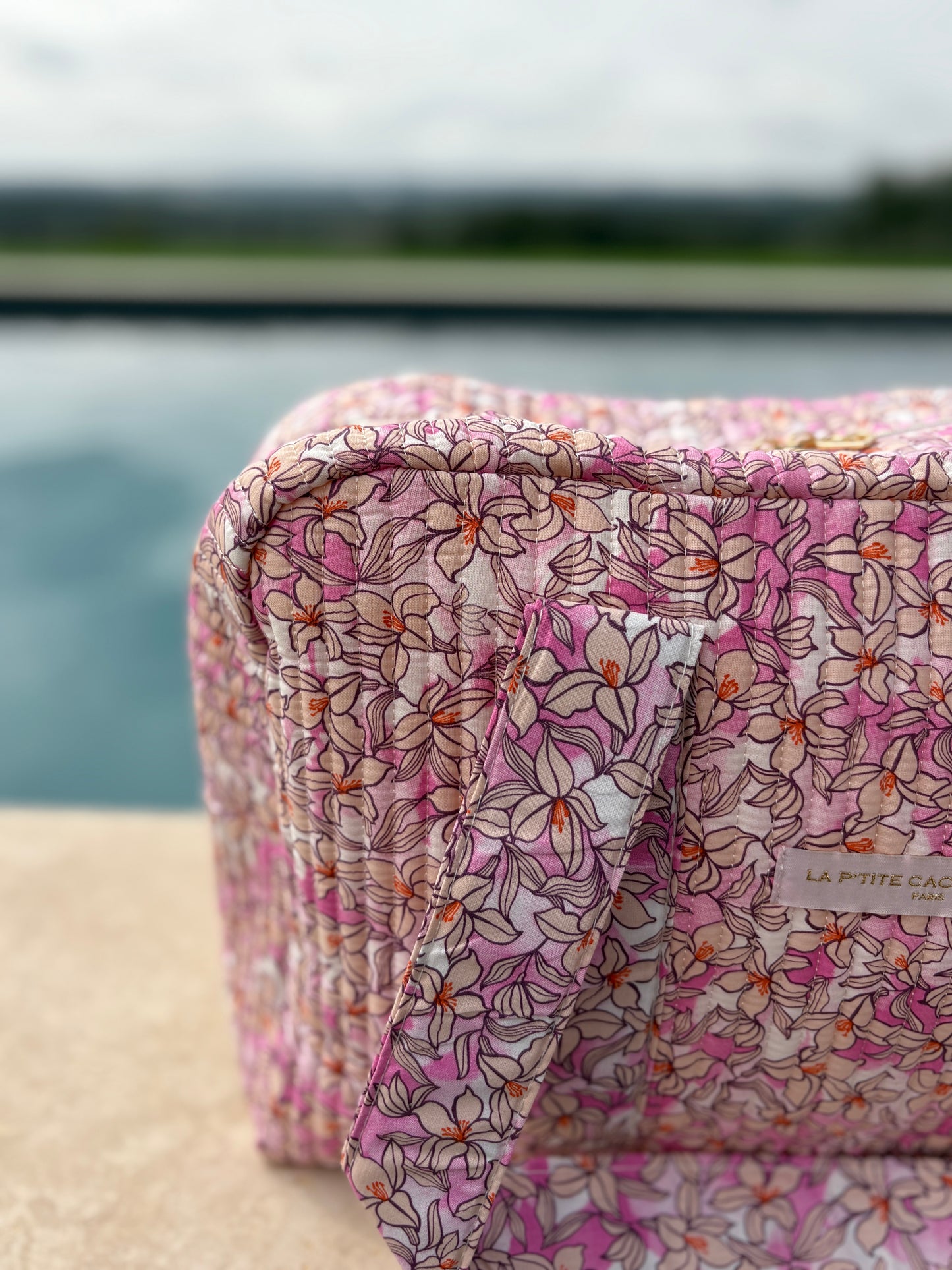 Sac week-end polochon en coton matelassé rose liberty fleuri rose et taupe