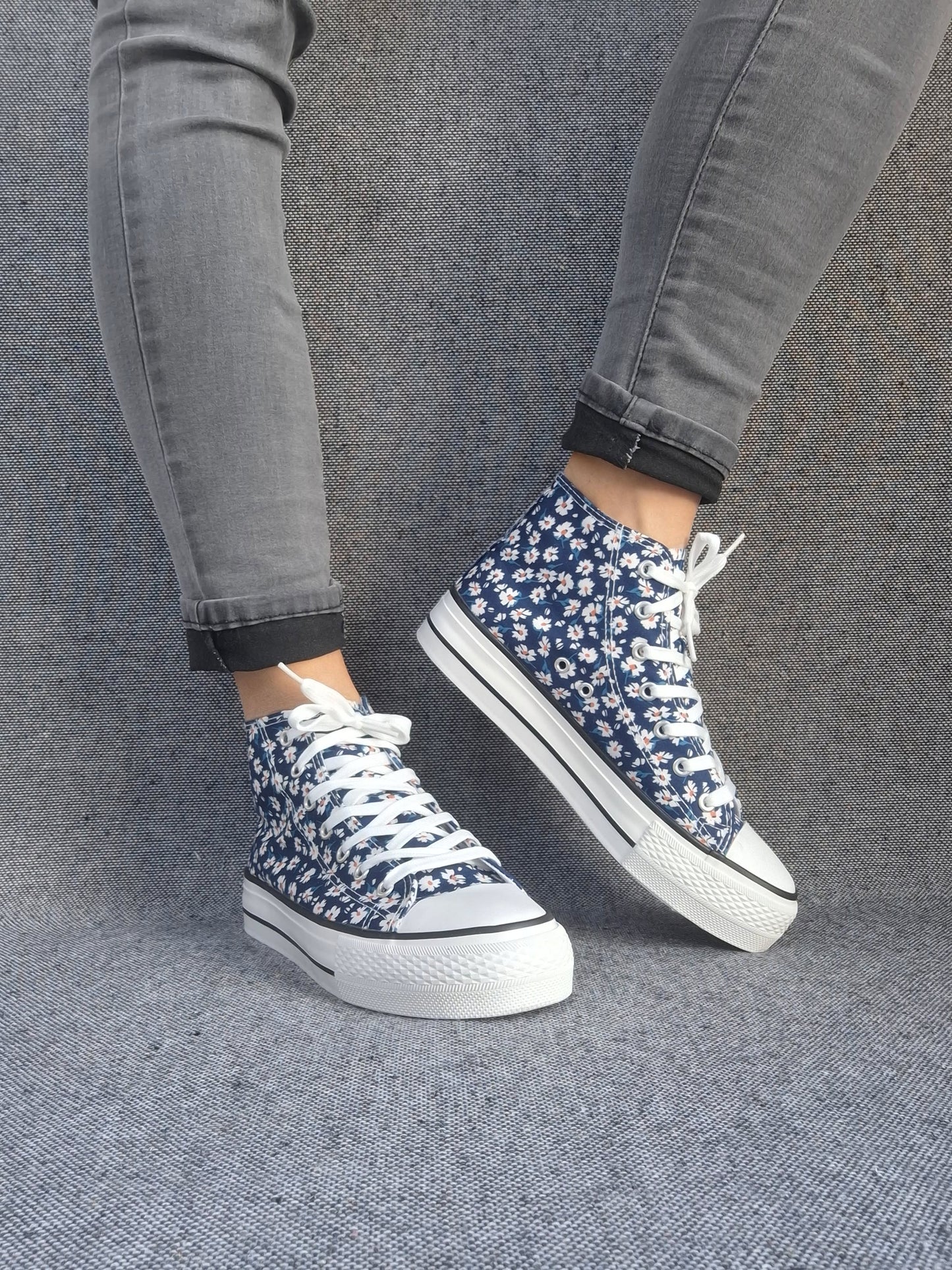 Chaussures baskets hautes motifs liberty fleurs bleu marine en tissu style converse