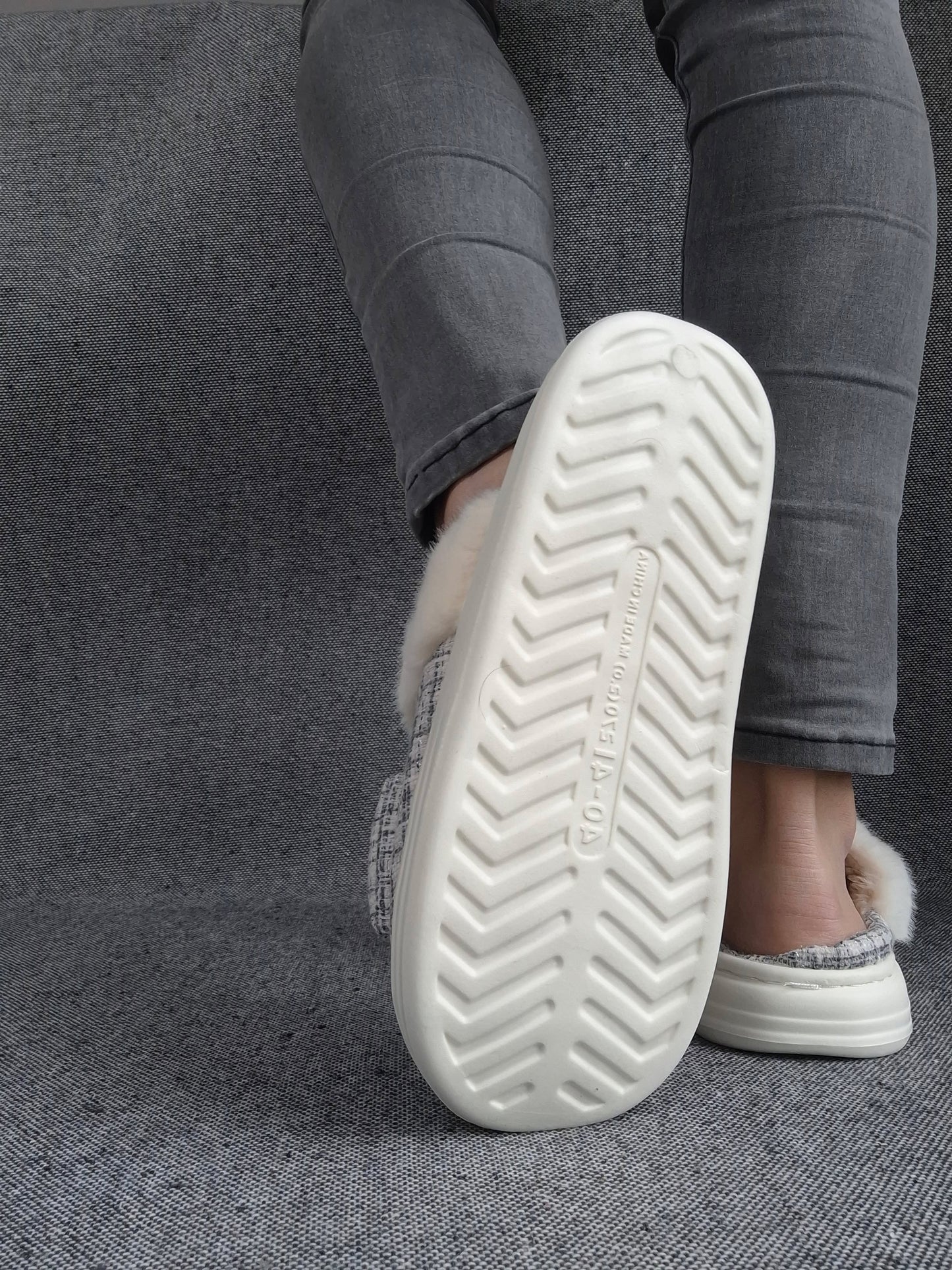 Chaussons fourrés bleu et blanc en tissu à carreaux avec noeud