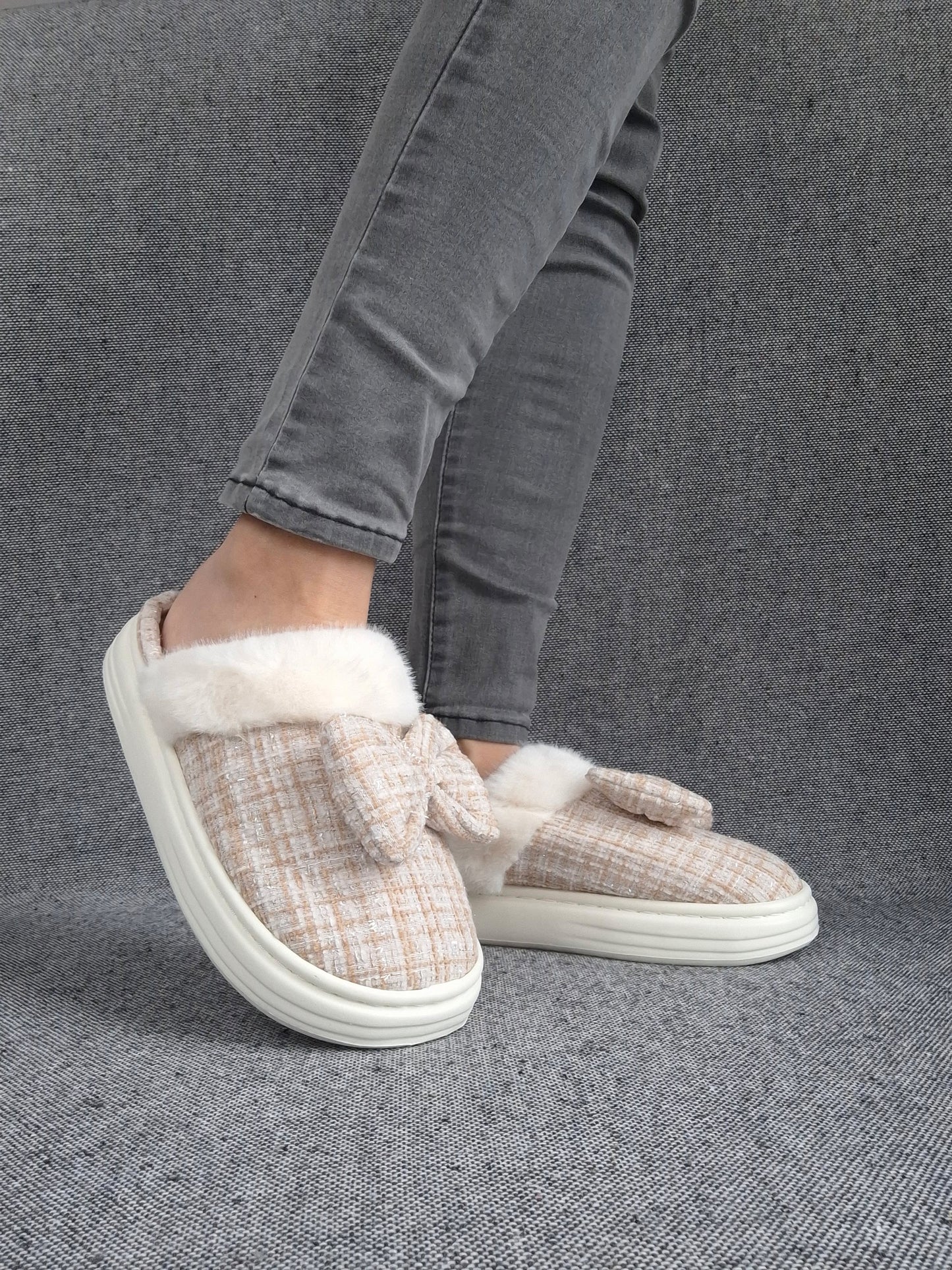 Chaussons fourrés beige et blanc en tissu à carreaux avec noeud