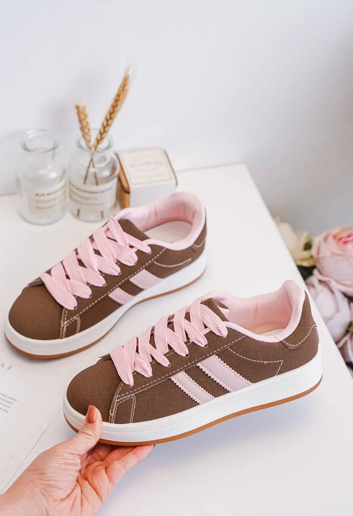 Chaussures baskets basses marrons avec bandes rose style campus