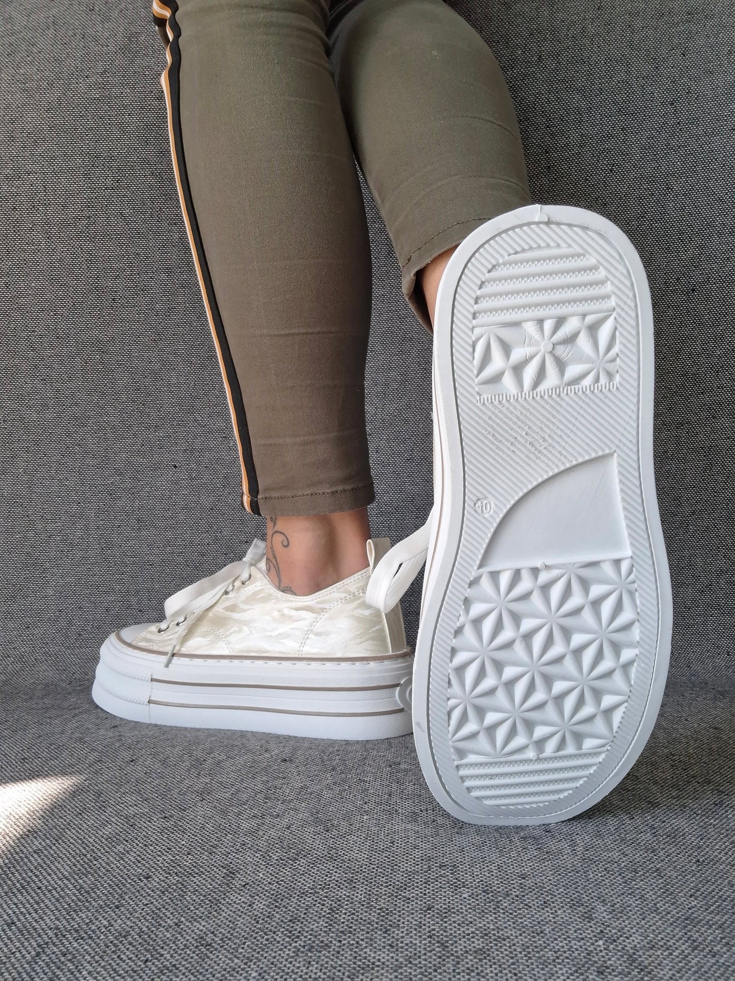 Chaussures baskets basses semelle compensée tissu rigide beige irisé avec motifs zebré style converse plateforme