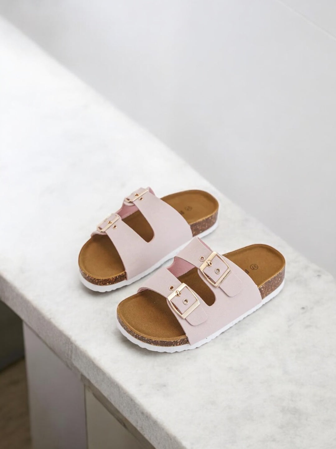 Chaussures sandales roses à doubles lanières avec boucles métalliques style Birkenstock