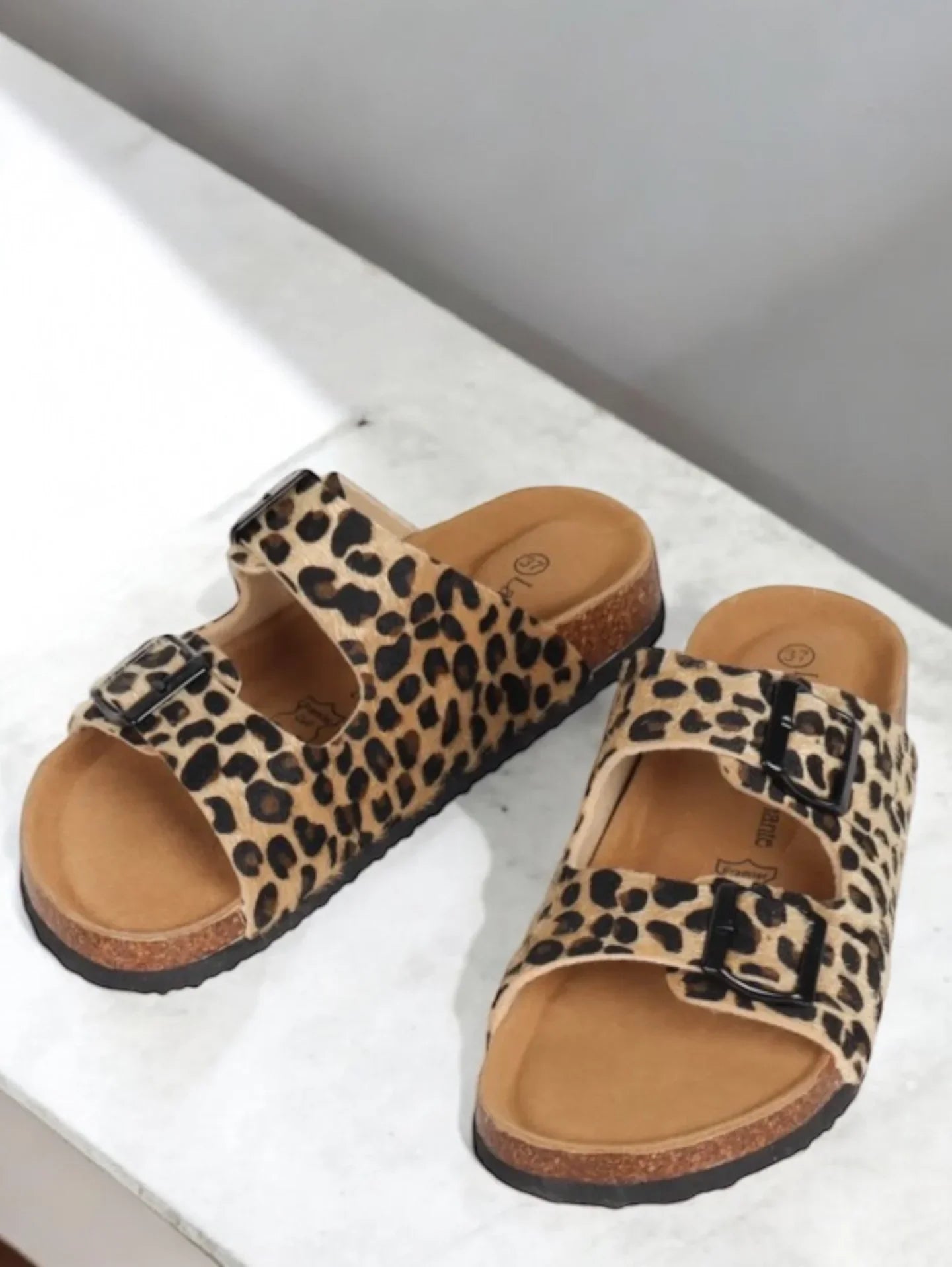 Chaussures sandales intérieur cuir motif léopard style Birk Le Petit Placard
