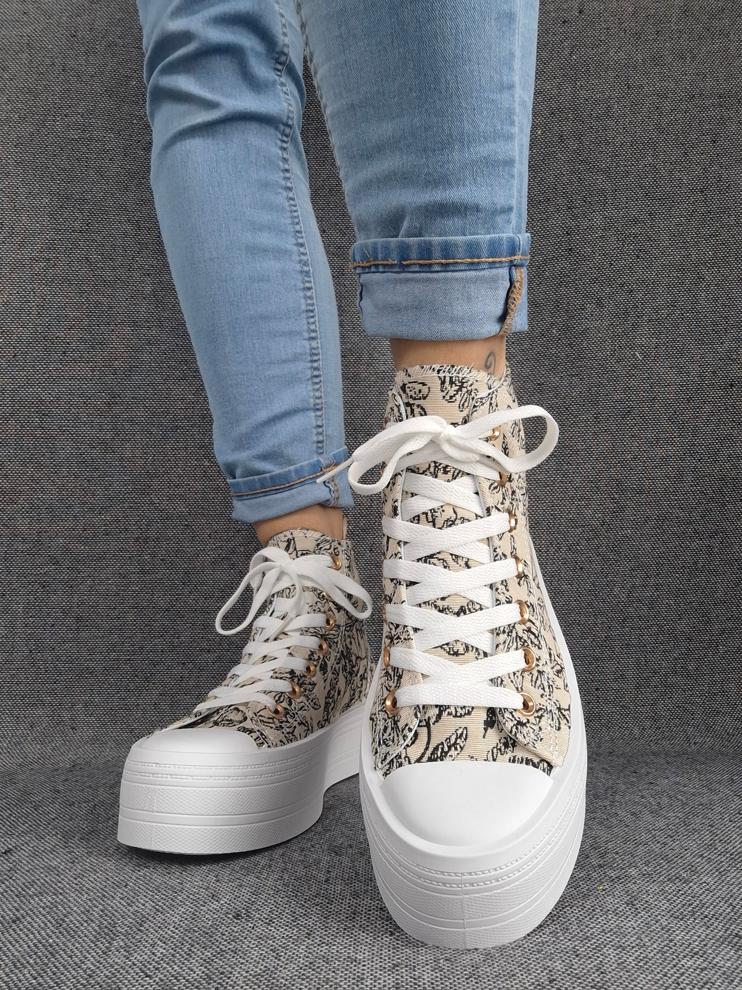 Chaussures baskets hautes en tissu toile beige toile de jouy noir semelles compensées