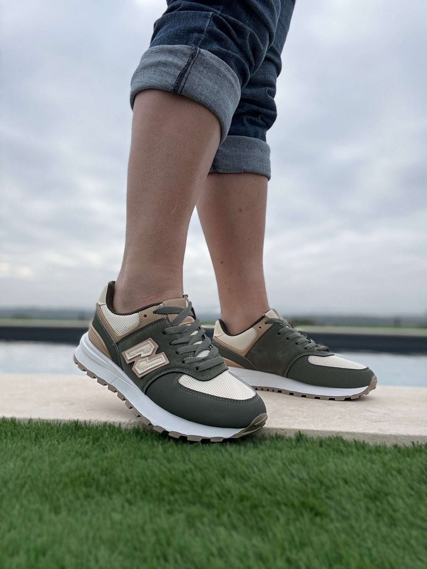 Chaussures baskets basses kaki et beige style sneakers new balance