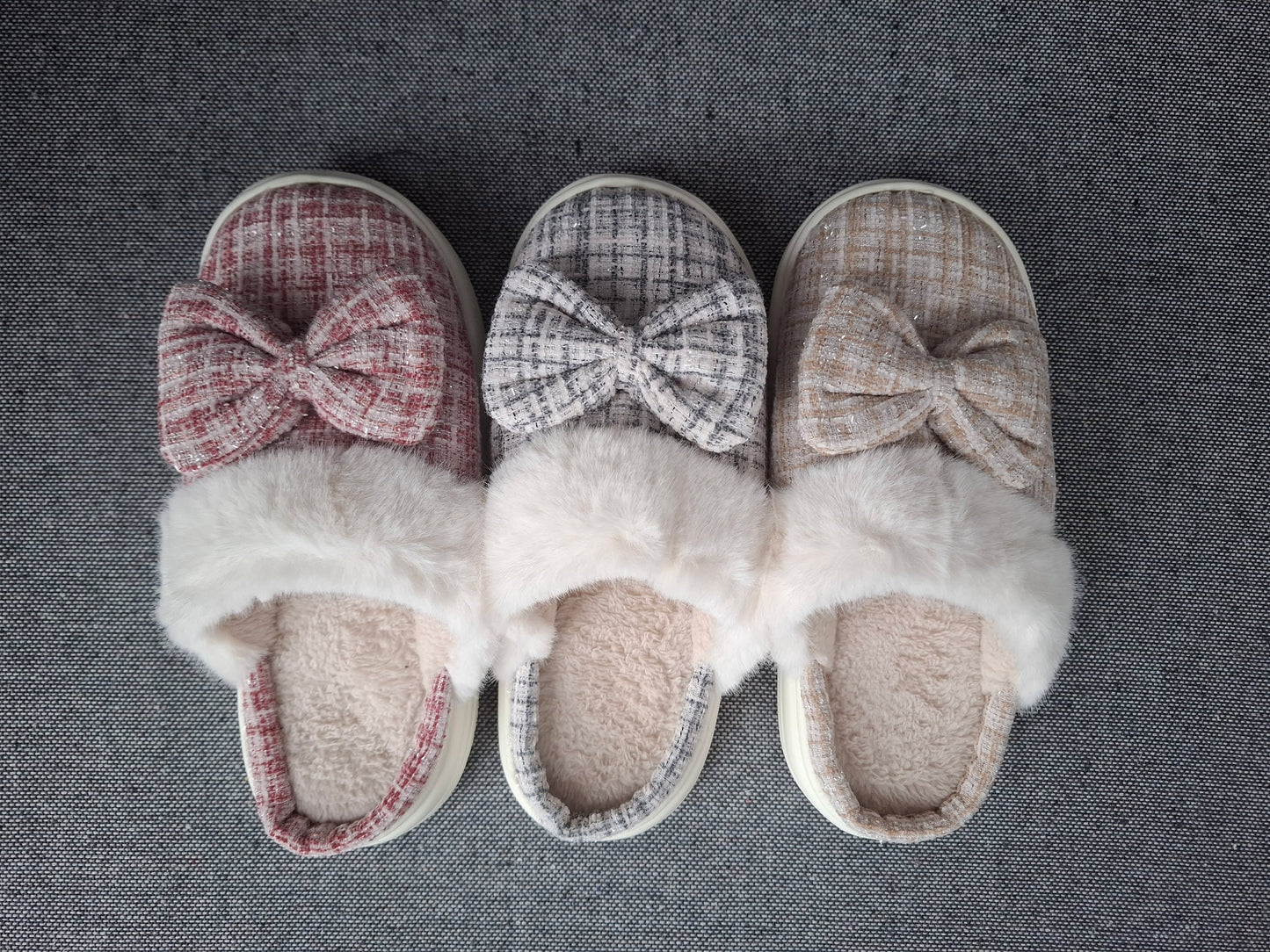 Chaussons fourrés beige et blanc en tissu à carreaux avec noeud
