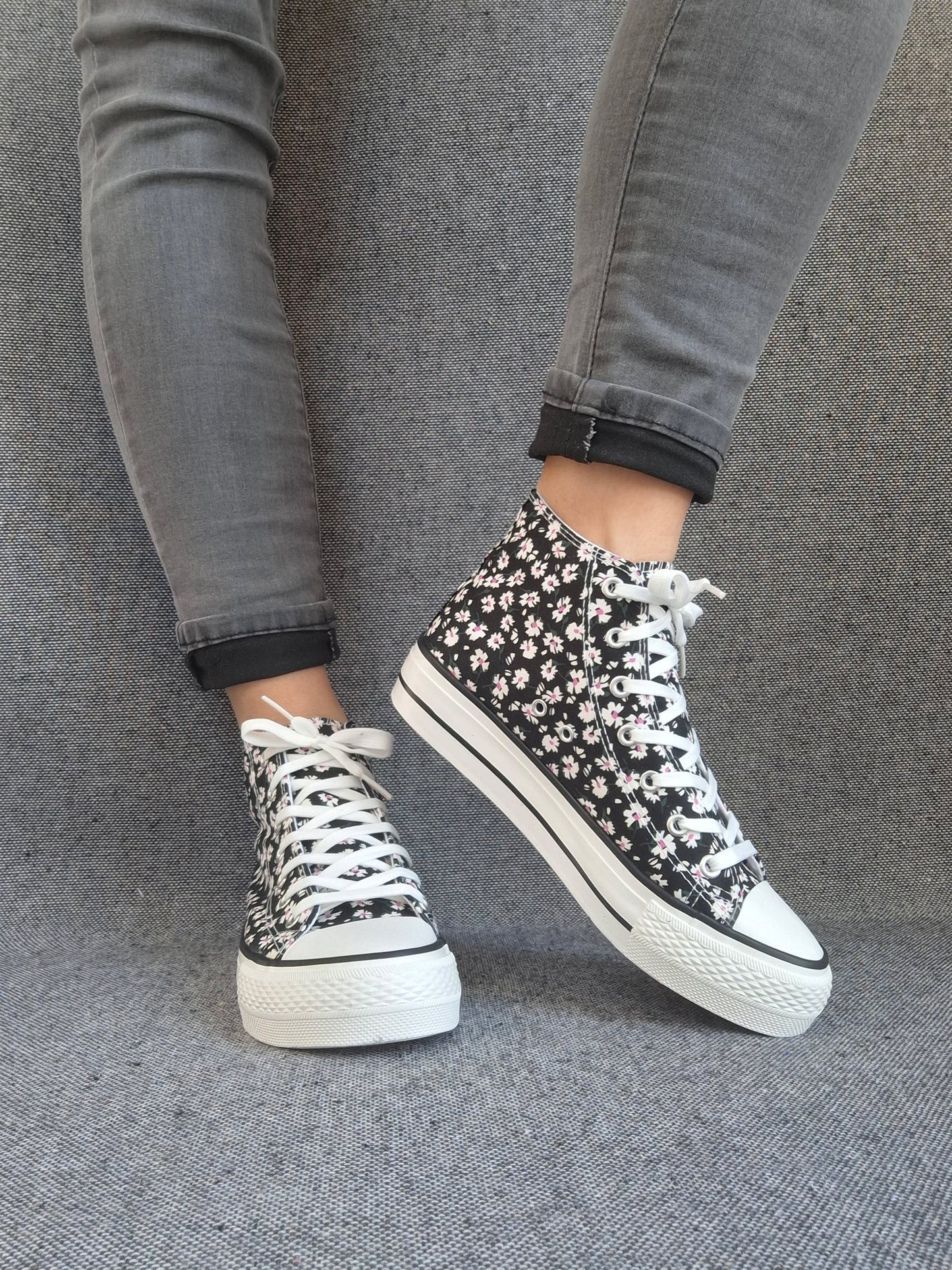Chaussures baskets hautes motifs liberty fleurs noire en tissu style converse