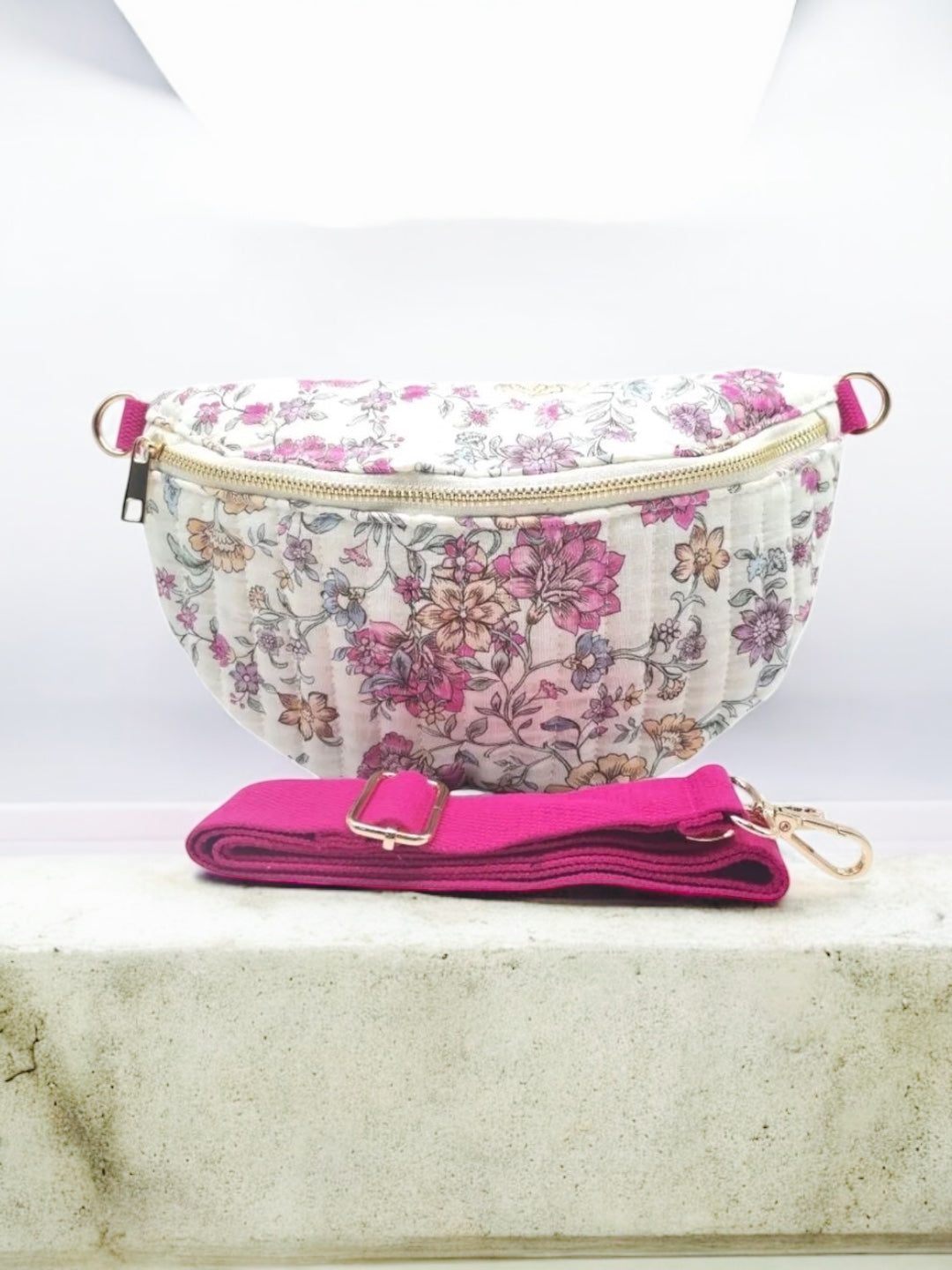 Sac banane en coton matelassé liberty blanc motif floral rose fuschia
