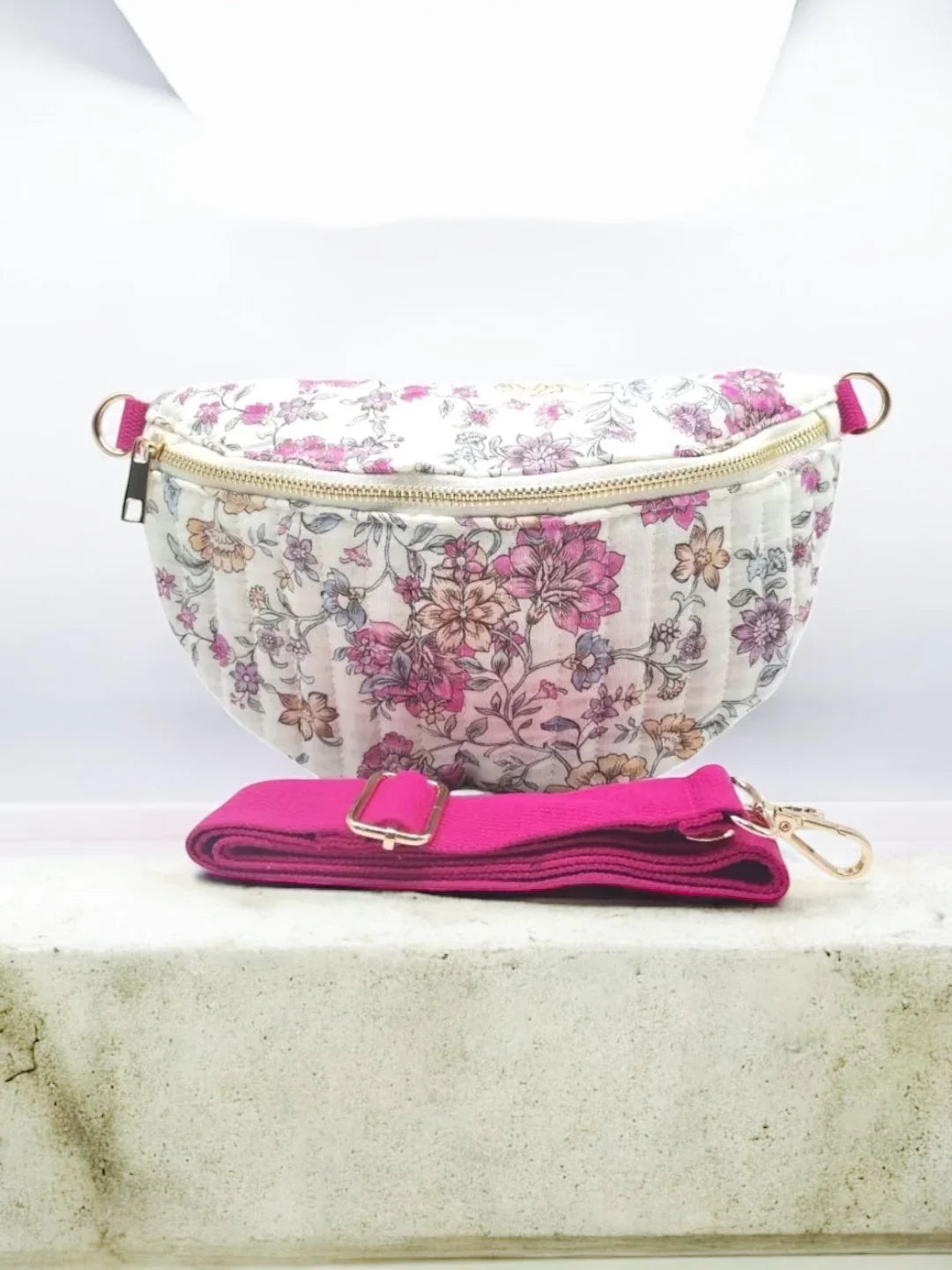 Riñonera de algodón acolchado, estampado Liberty blanco con motivo floral rosa fucsia