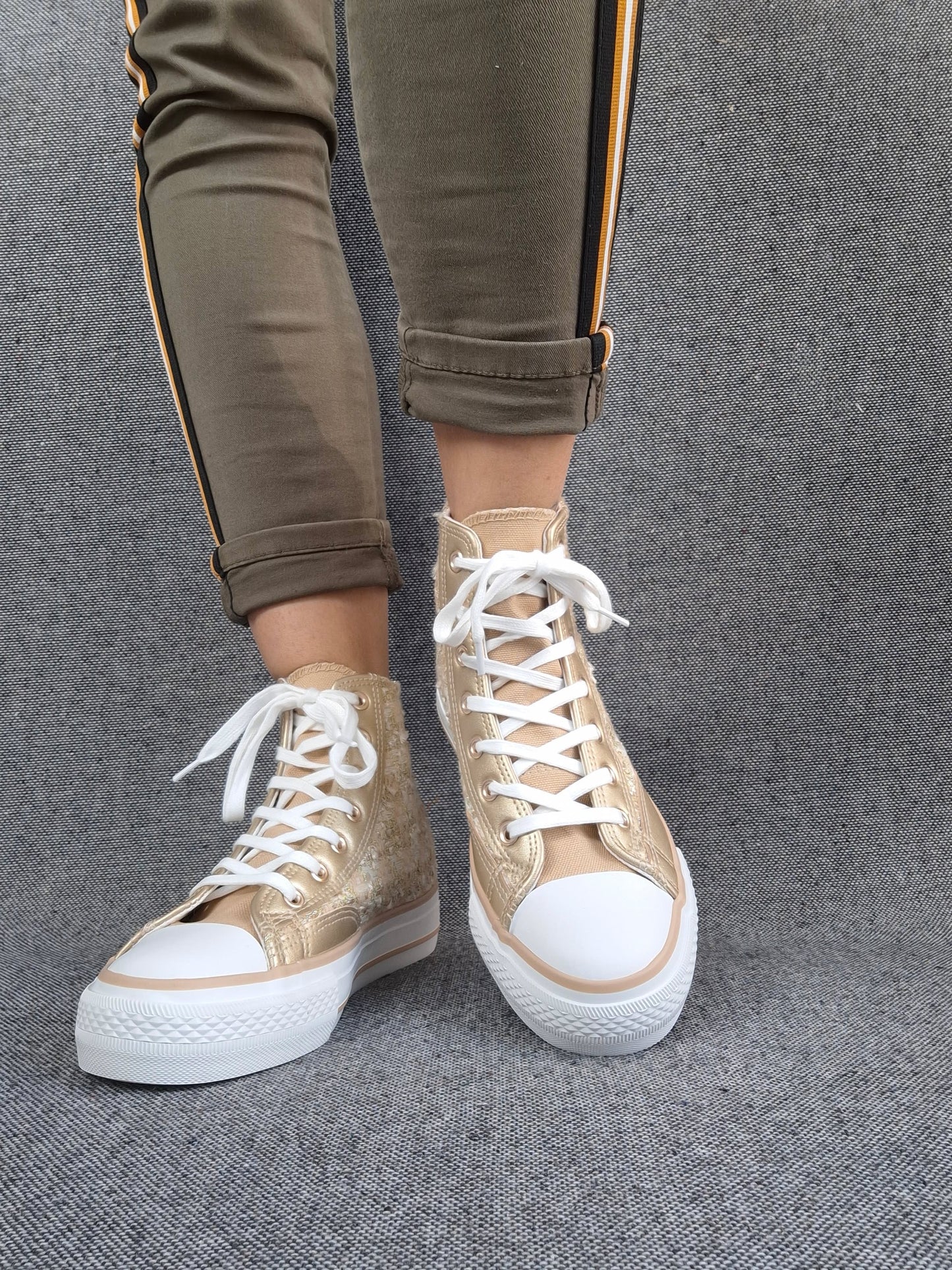 Chaussures baskets hautes en tweed doré style converse