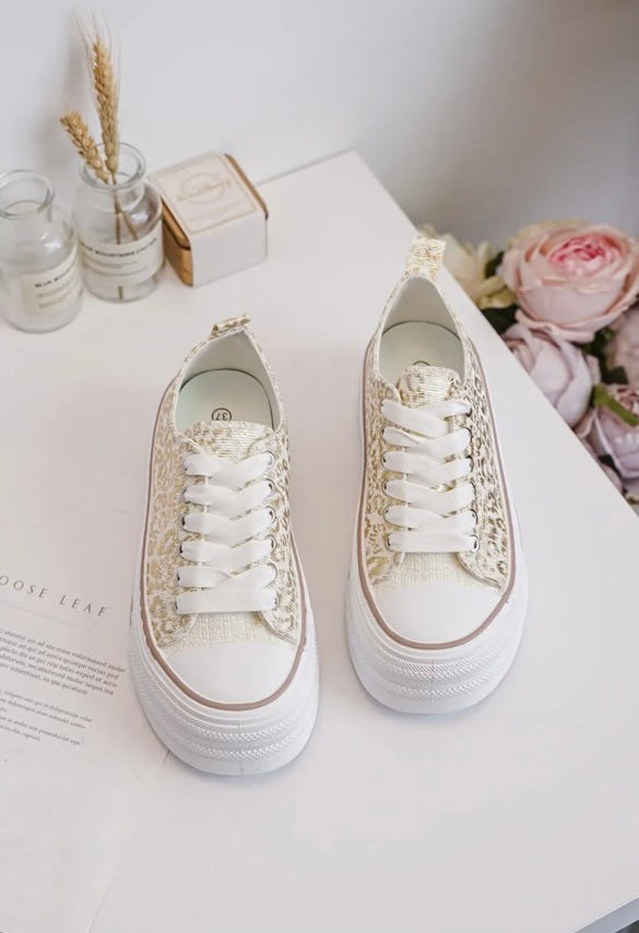 Chaussures baskets basses semelle compensée tissu motif léopard doré style converse
