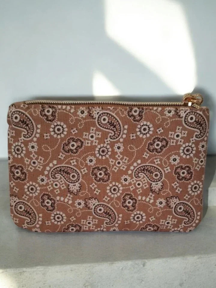 Pochette en tissu ocre rouge motifs bandana “Chance”