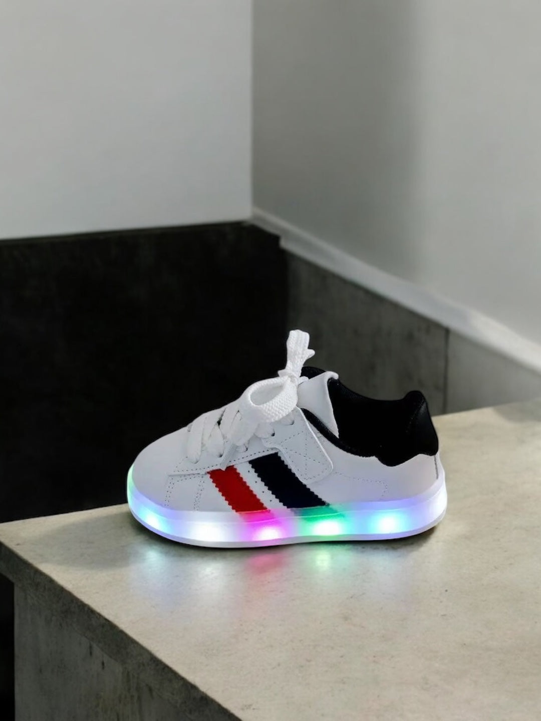 Chaussures baskets blanches avec bandes tricolores lumineuses style sneakers - Enfant (garçon)