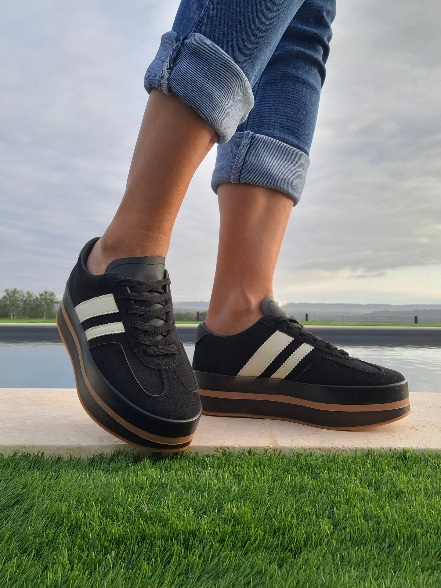 Chaussures baskets basses compensées noir avec bandes blanches style sneakers campus