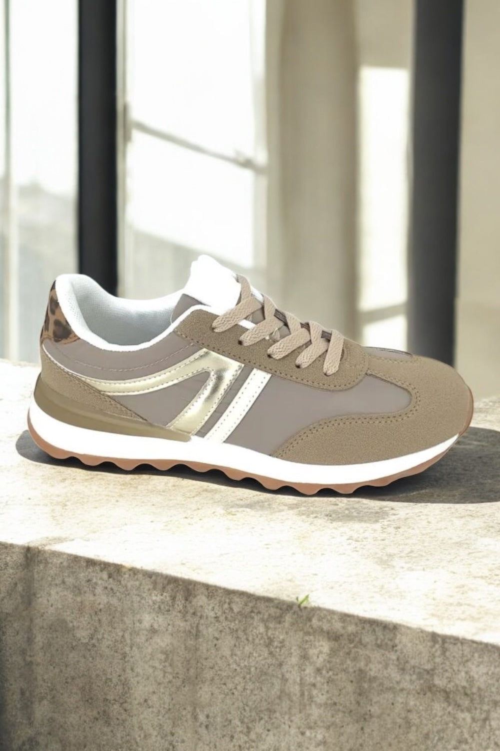 Chaussures baskets kaki et taupe avec un motif doré style sneakers new balance