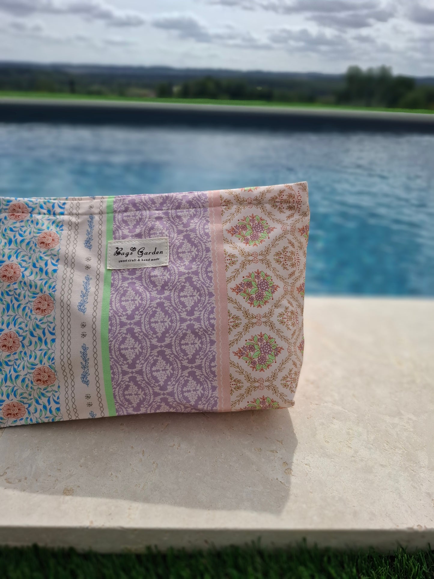 Trousse en tissu imperméabilisé motifs patchwork fleuri avec des motifs géométriques orange rose bleu