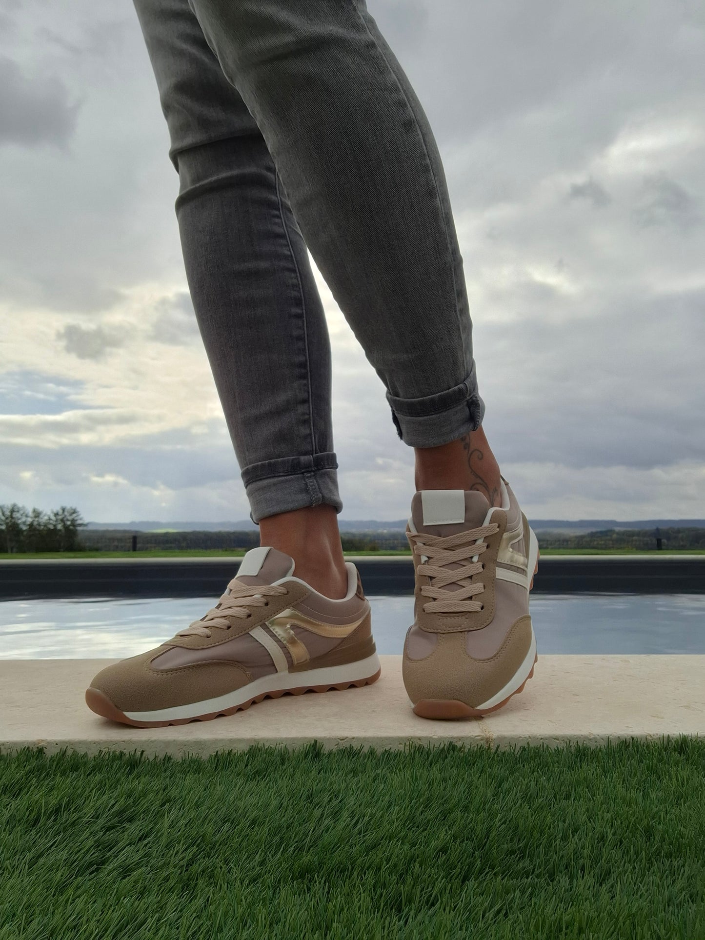 Chaussures baskets kaki et taupe avec un motif doré style sneakers new balance