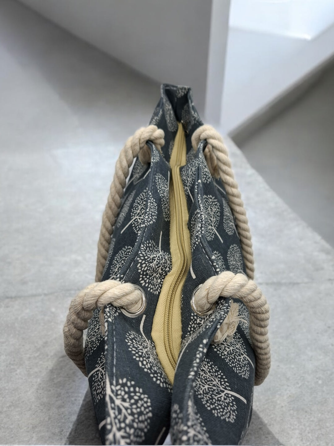 Sac à main de plage porté à l’épaule gris motifs arbres