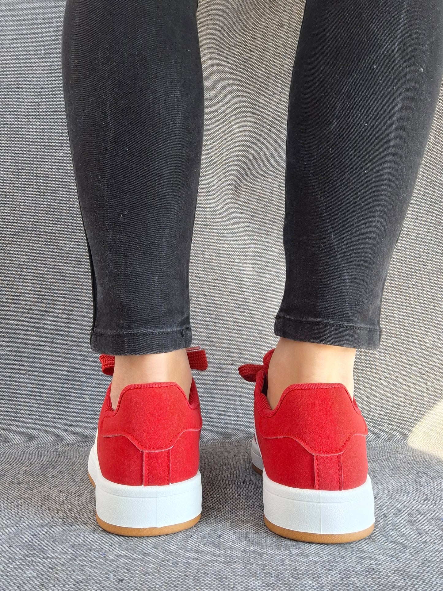Chaussures baskets basses rouges avec bandes blanches style campus