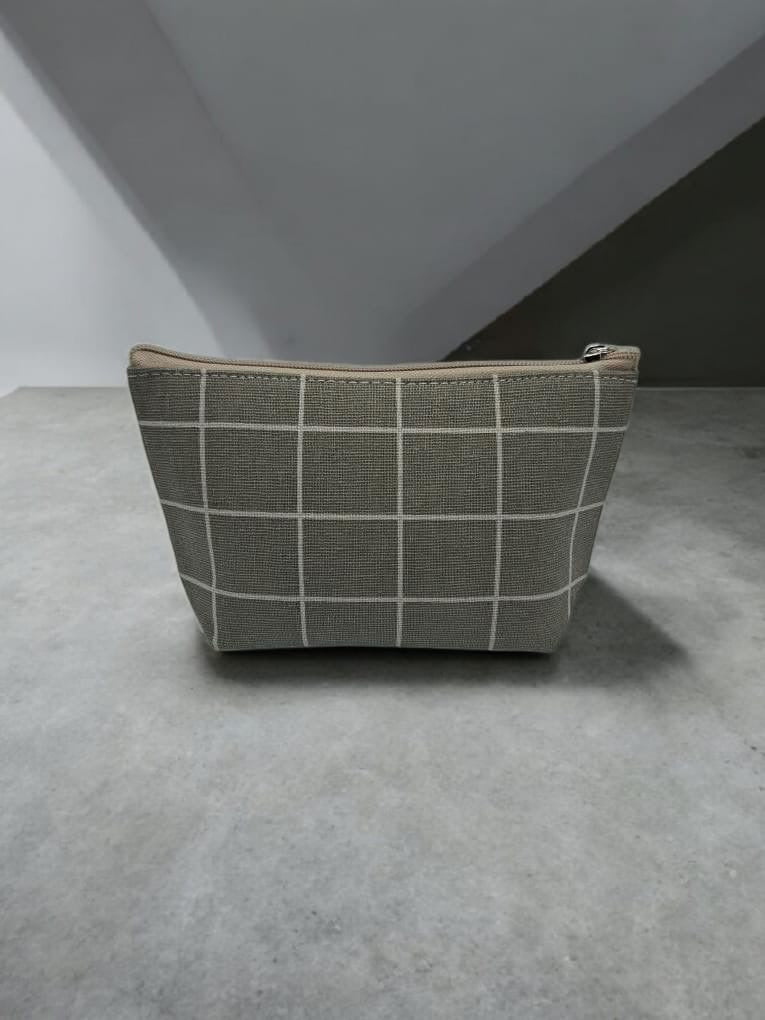 Trousse en coton motif à carreaux blancs sur un fond gris