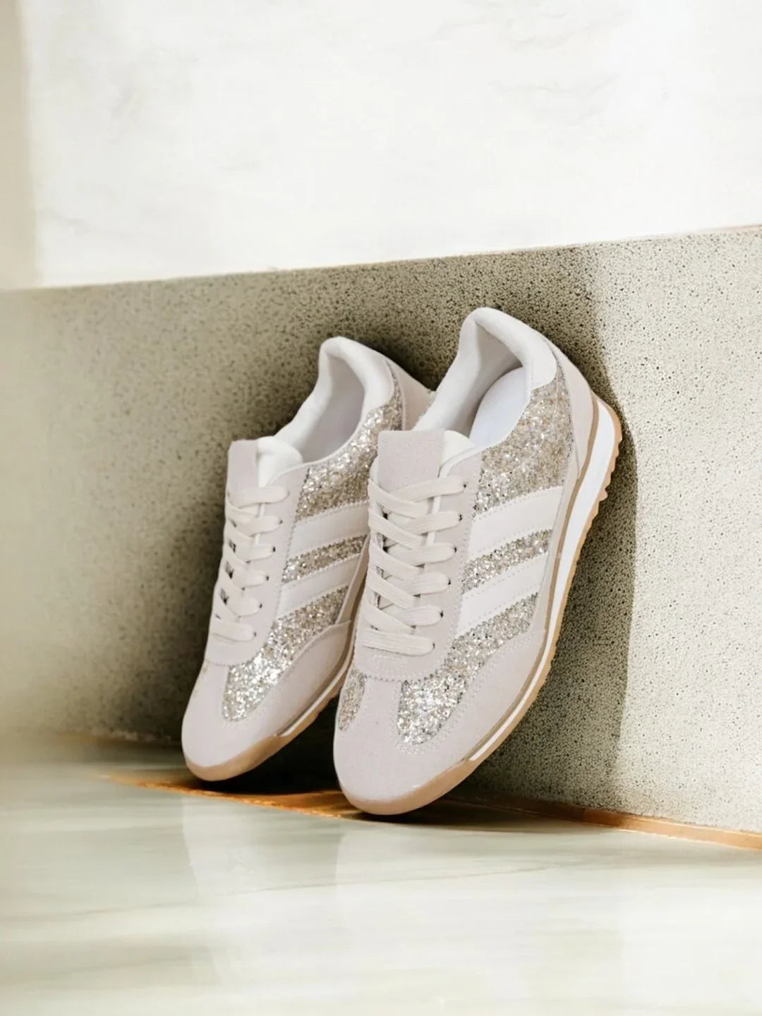 Chaussures baskets basses gris pailleté avec des rayures blanches style sneakers