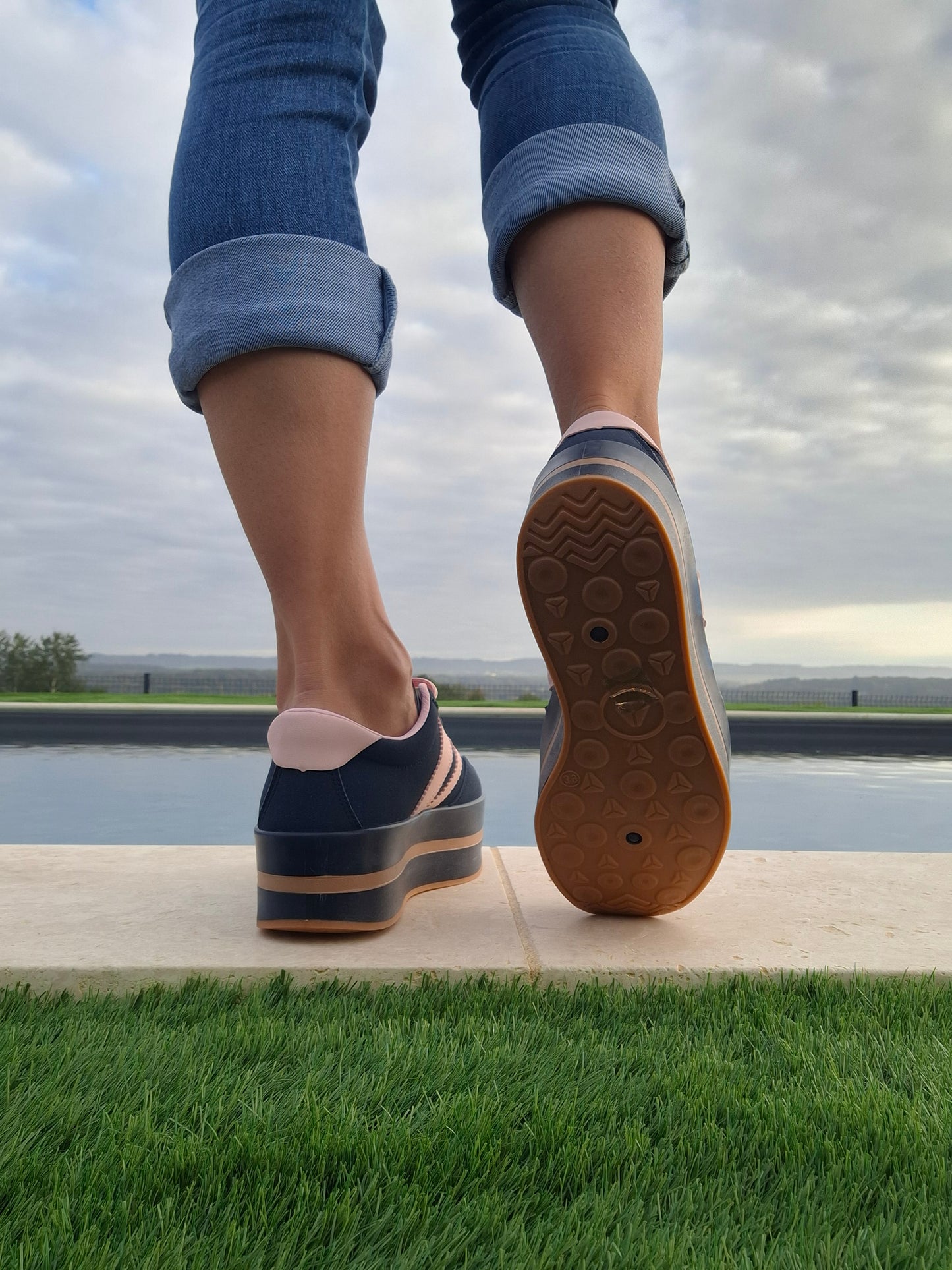 Chaussures baskets basses compensées bleu marine avec bandes roses style sneakers campus