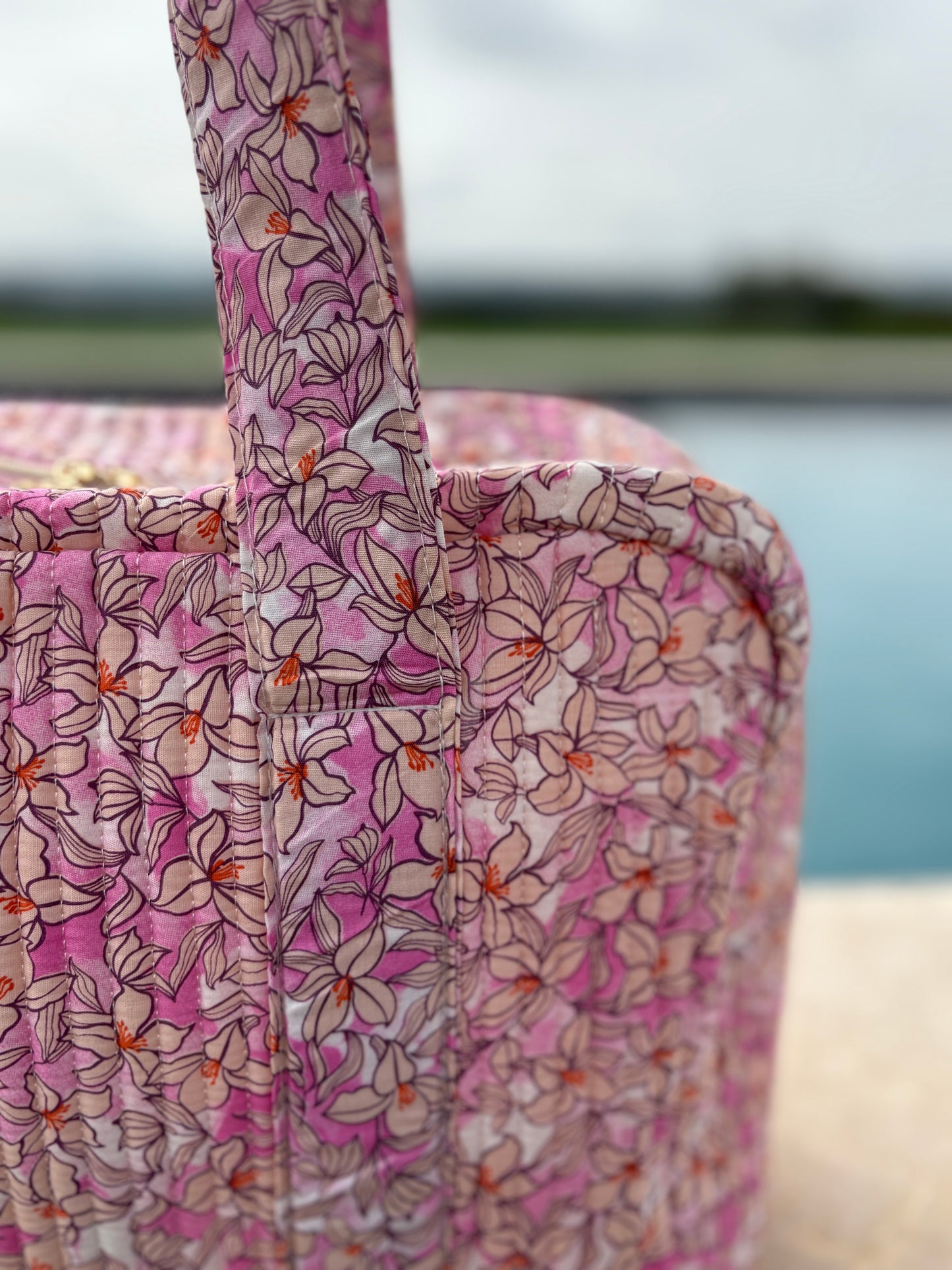 Sac week-end polochon en coton matelassé rose liberty fleuri rose et taupe