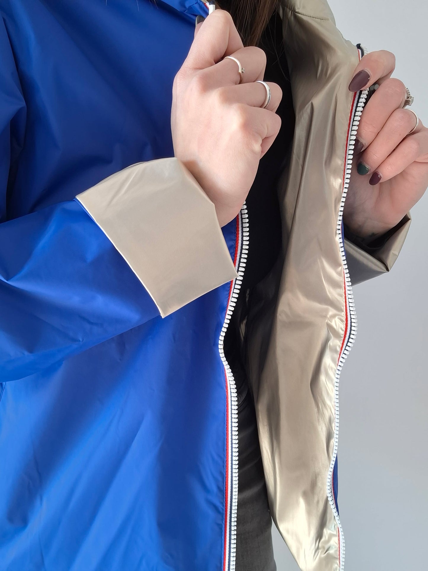 Laura Jo - Imperméable réversible court sans garnissage ouate couleur bleu électrique doré