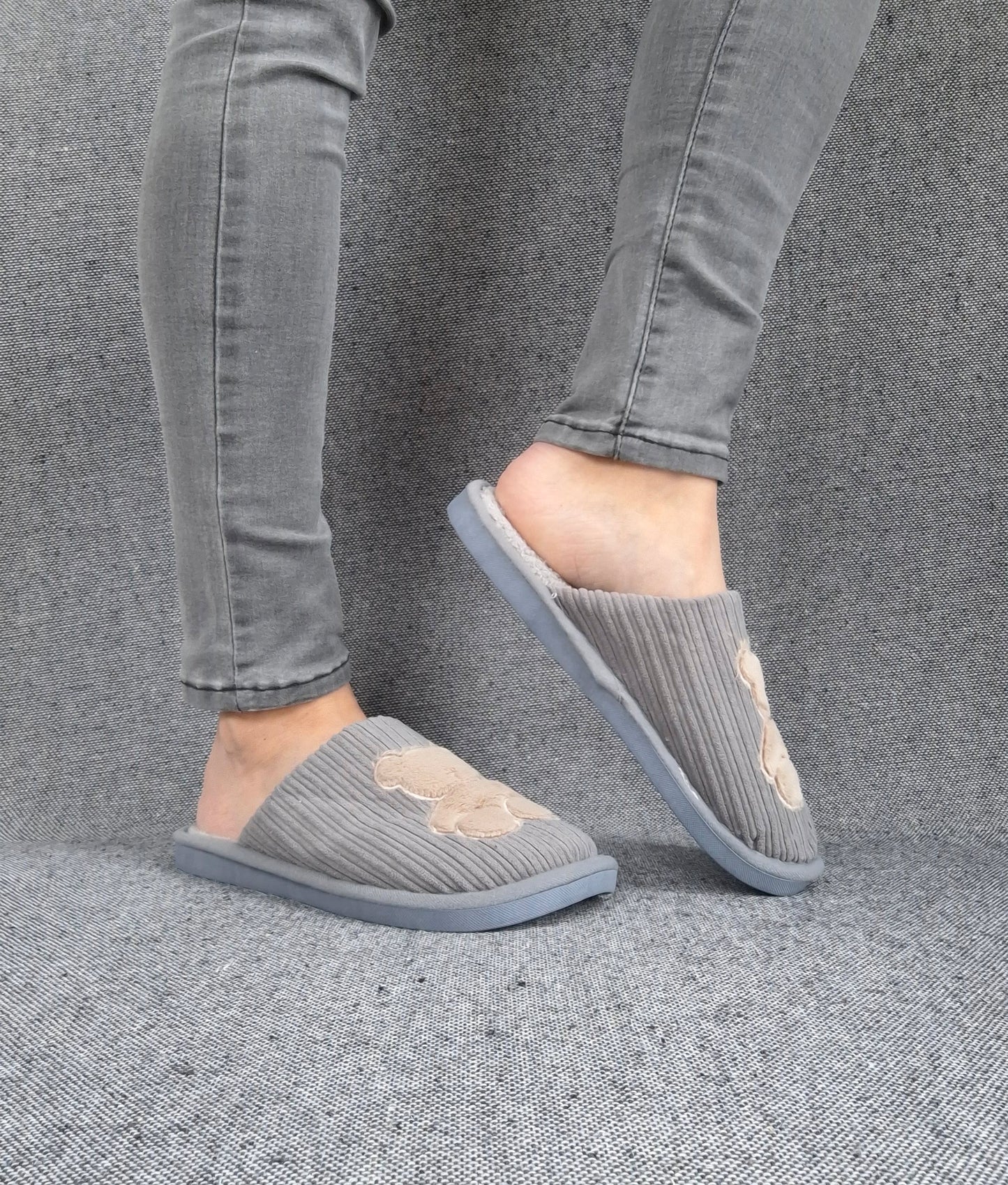 Chaussons fourrés gris en tissu avec motif ours beige