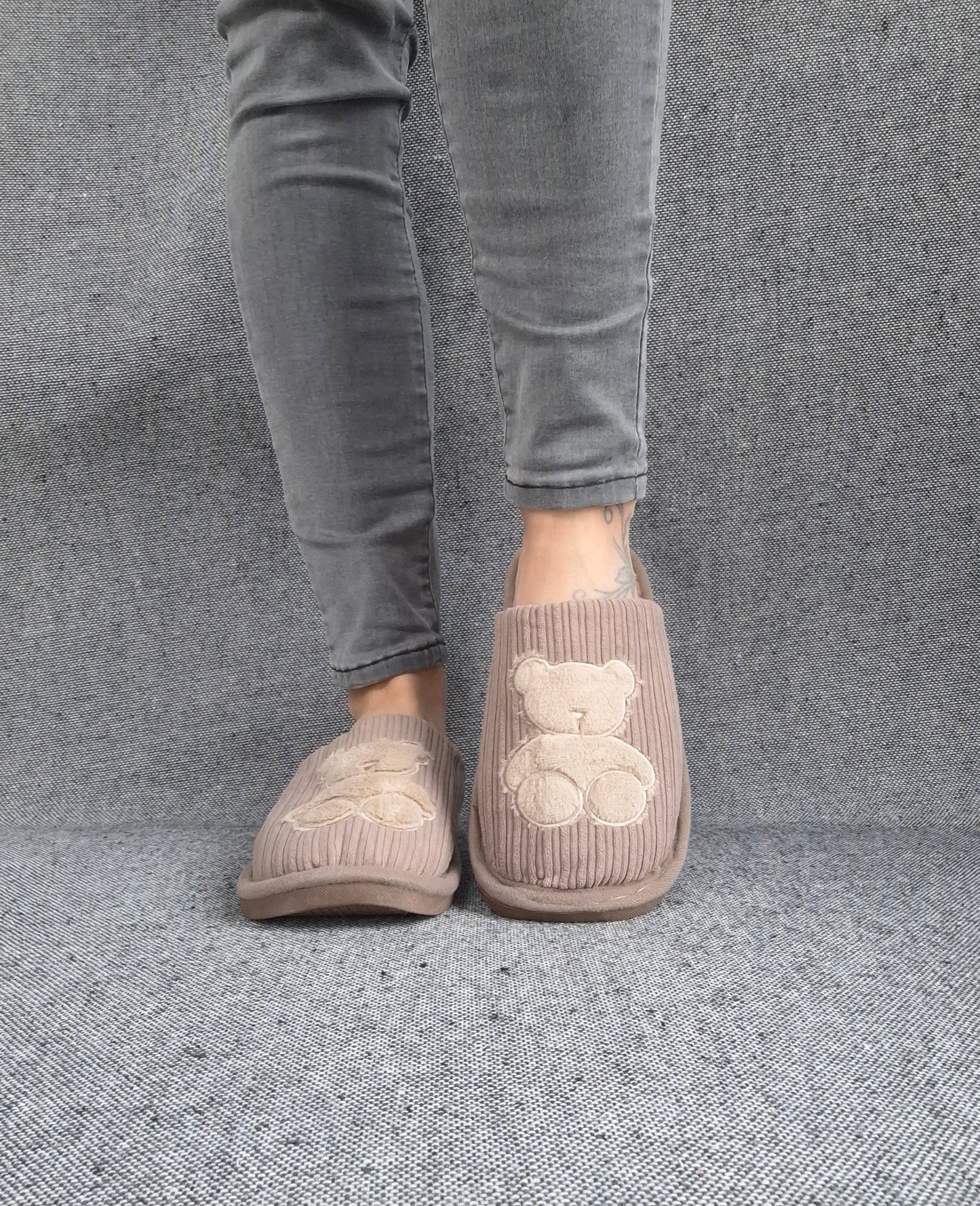 Chaussons fourrés marron en tissu avec motif ours