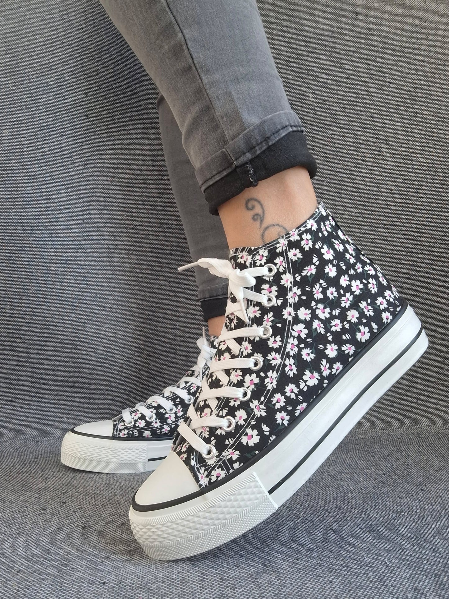 Chaussures baskets hautes motifs liberty fleurs noire en tissu style converse