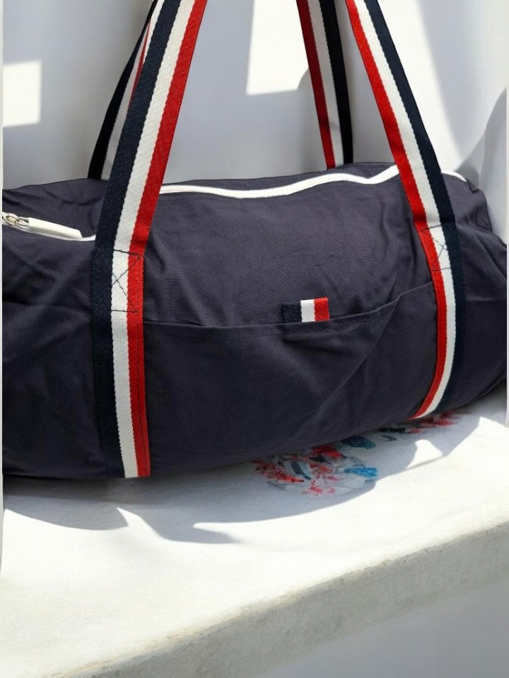 Sac polochon en tissu coton léger bleu marine détails rayés tricolores
