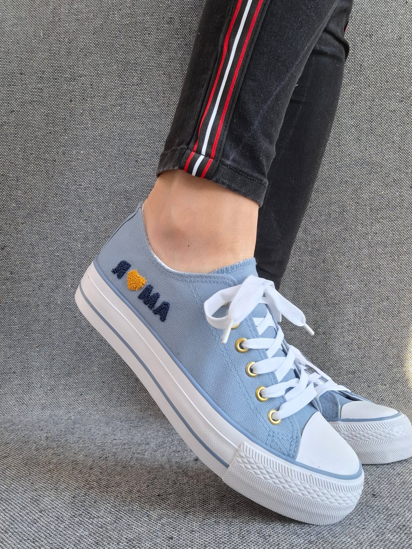 Chaussures baskets basses en toile bleu denim avec inscription “Amor” style converse