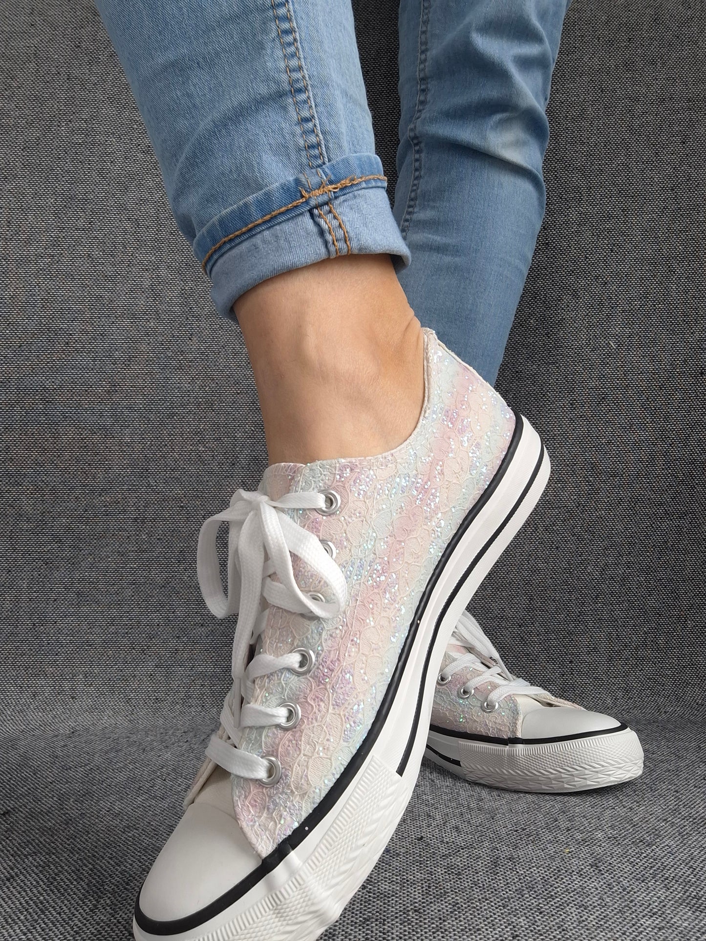 Chaussures baskets basses en tissu dentelé avec reflets irisés multicolores style converse