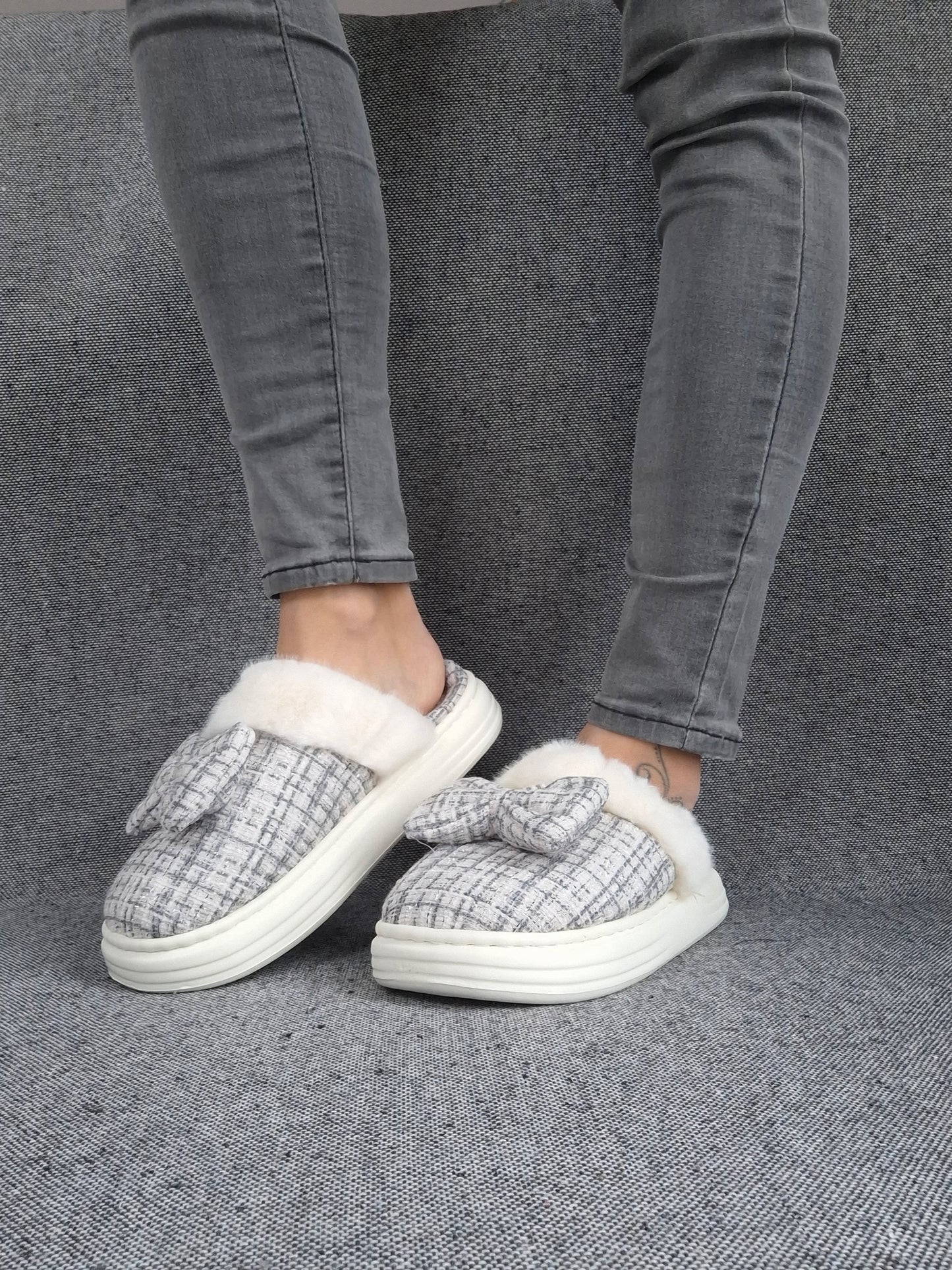 Chaussons fourrés bleu et blanc en tissu à carreaux avec noeud