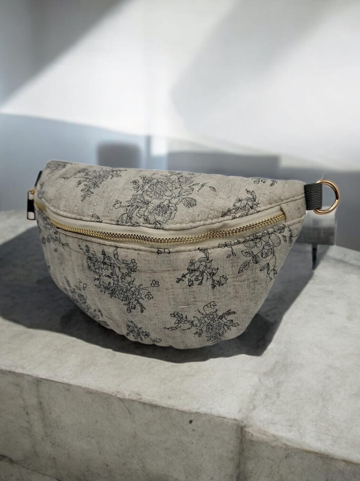 Sac banane en coton matelassé liberty blanc motif floral gris