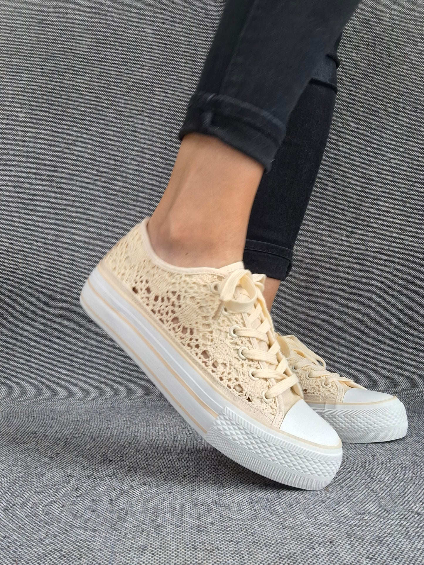 Chaussures baskets basses à dentelle beige en tissu style converse