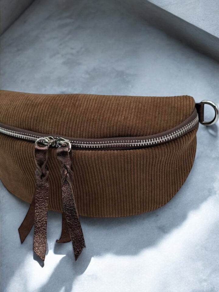 Sac banane en velours côtelé camel doubles curseurs en cuir