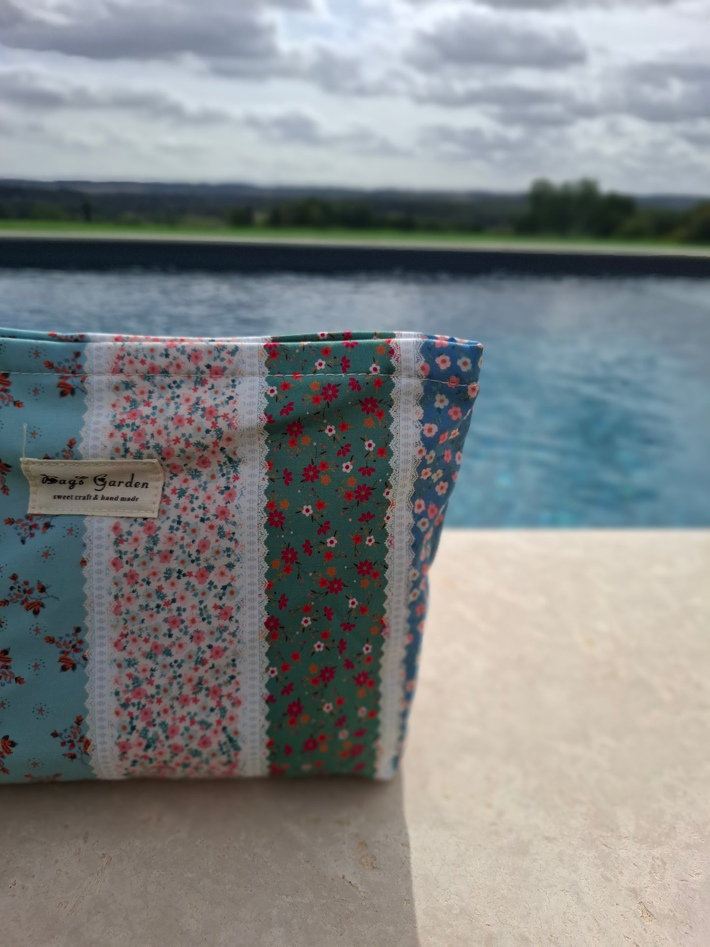 Trousse en tissu imperméabilisé motifs patchwork à rayures florales bleu rose et vert