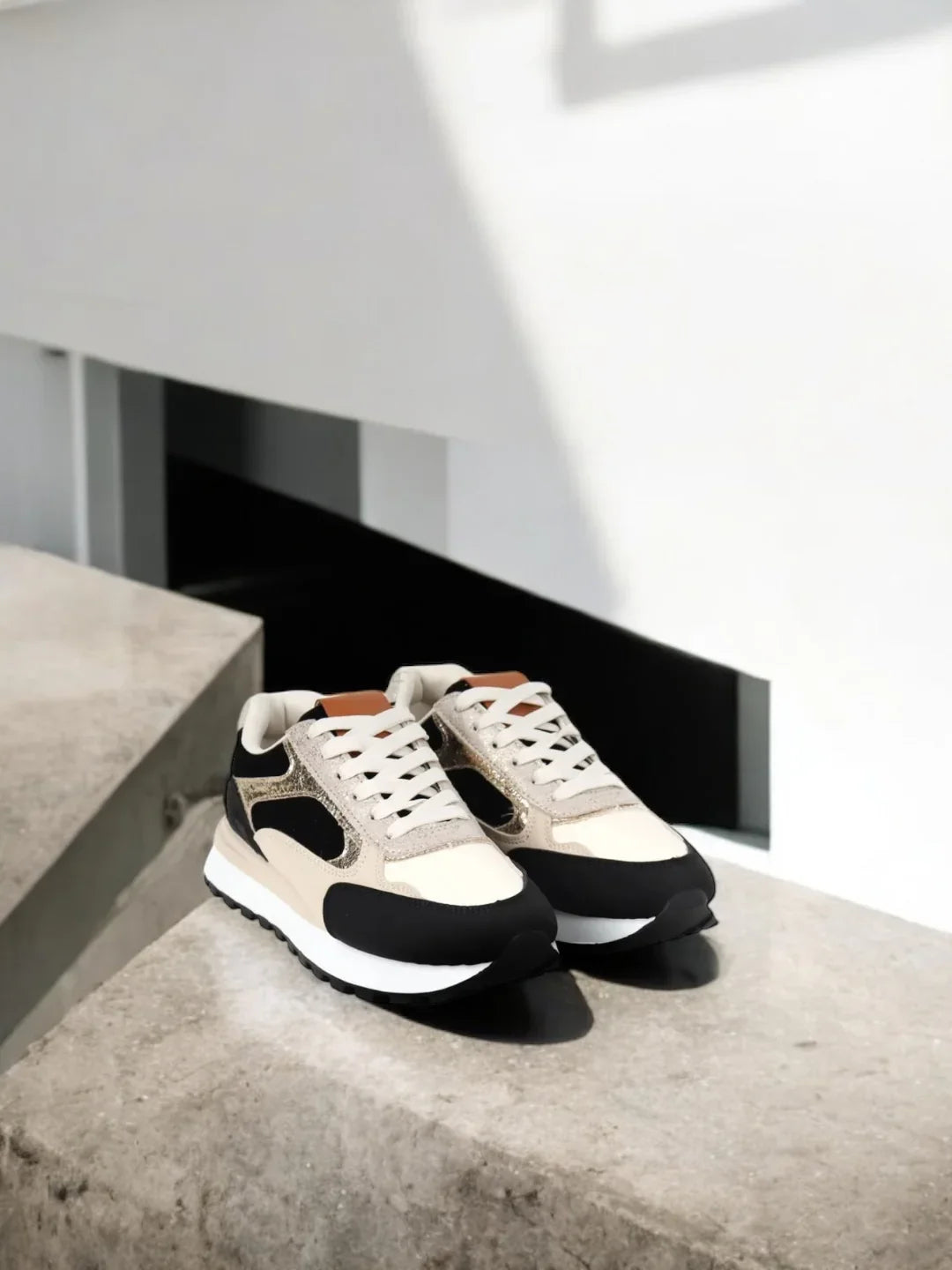 Chaussures baskets basses tendance beige noir et blanc style sneakers