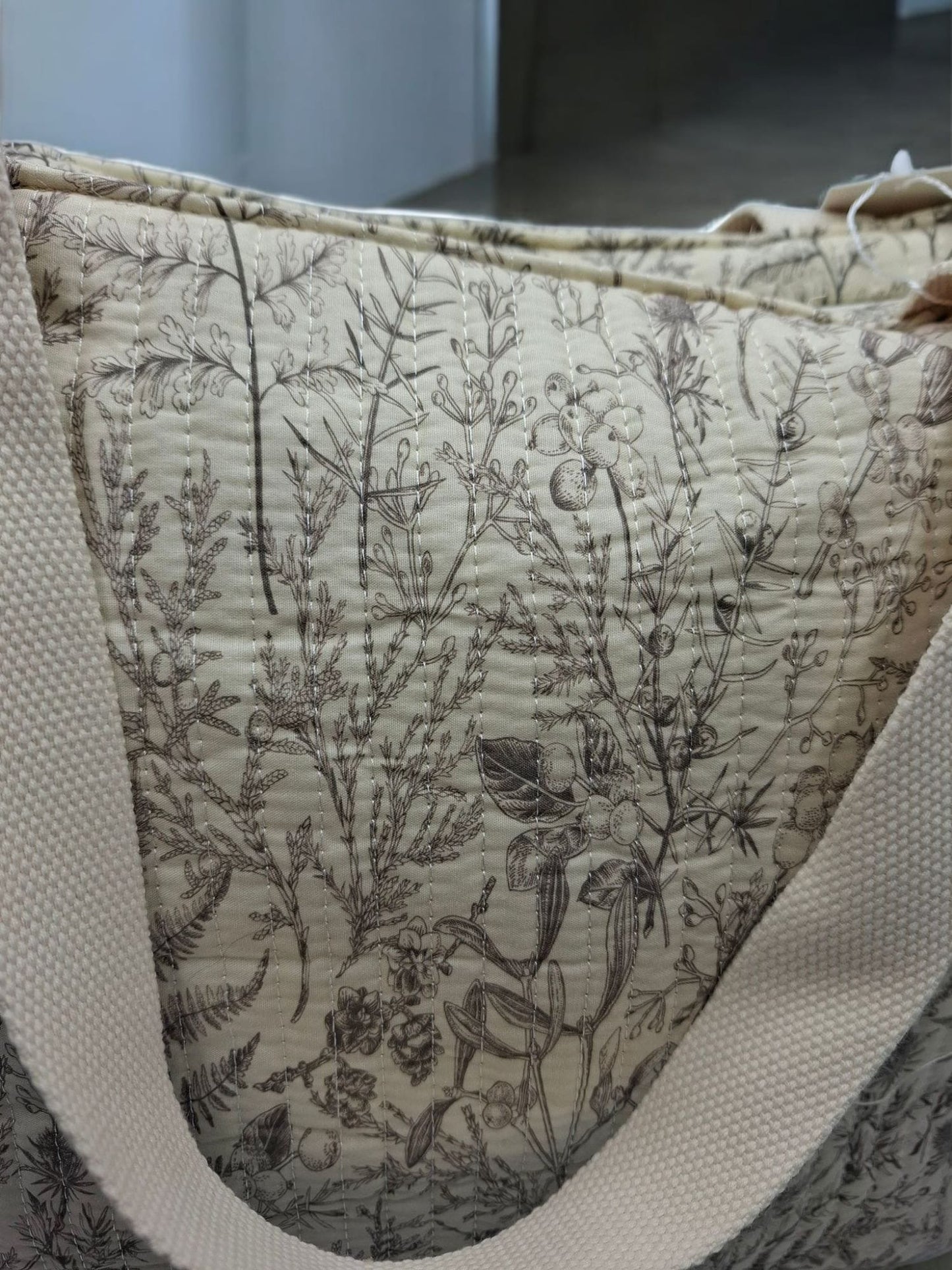 Sac cabas porté épaule blanc en coton liberty fleuri noir et creme
