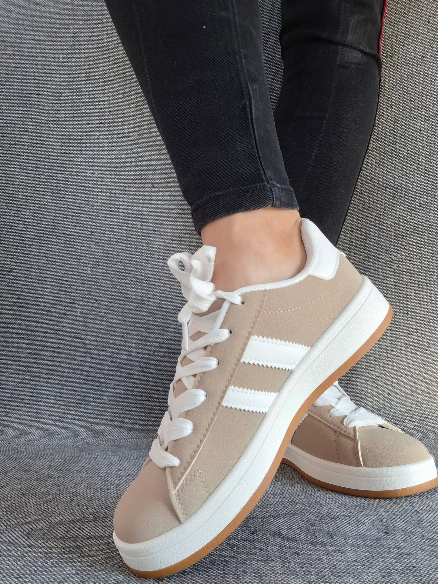 Chaussures baskets basses taupe avec bandes blanches style campus