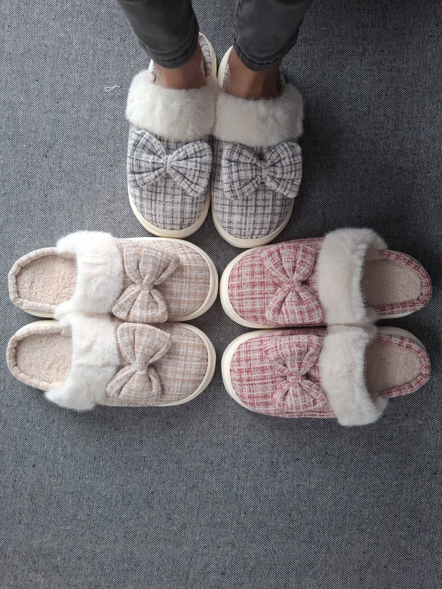 Chaussons fourrés bleu et blanc en tissu à carreaux avec noeud