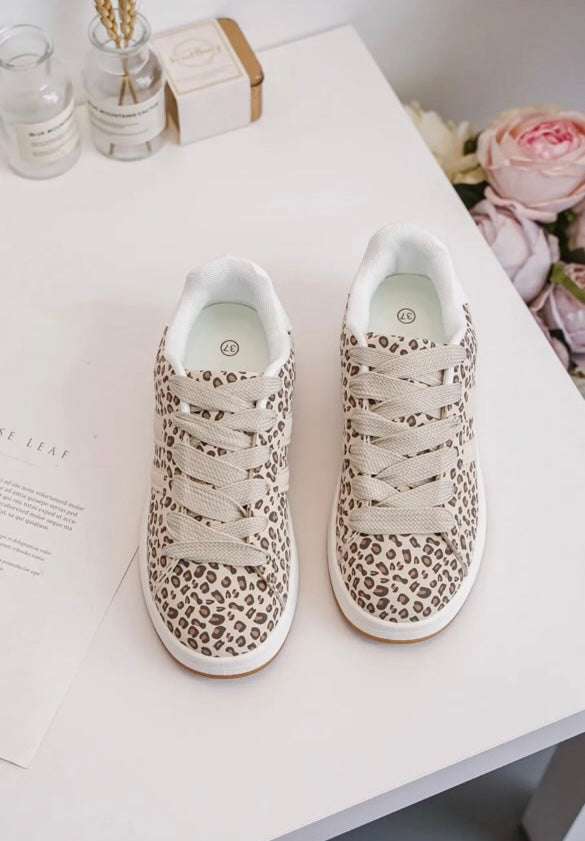 Chaussures baskets basses motif léopard basse en tissu beige style campus