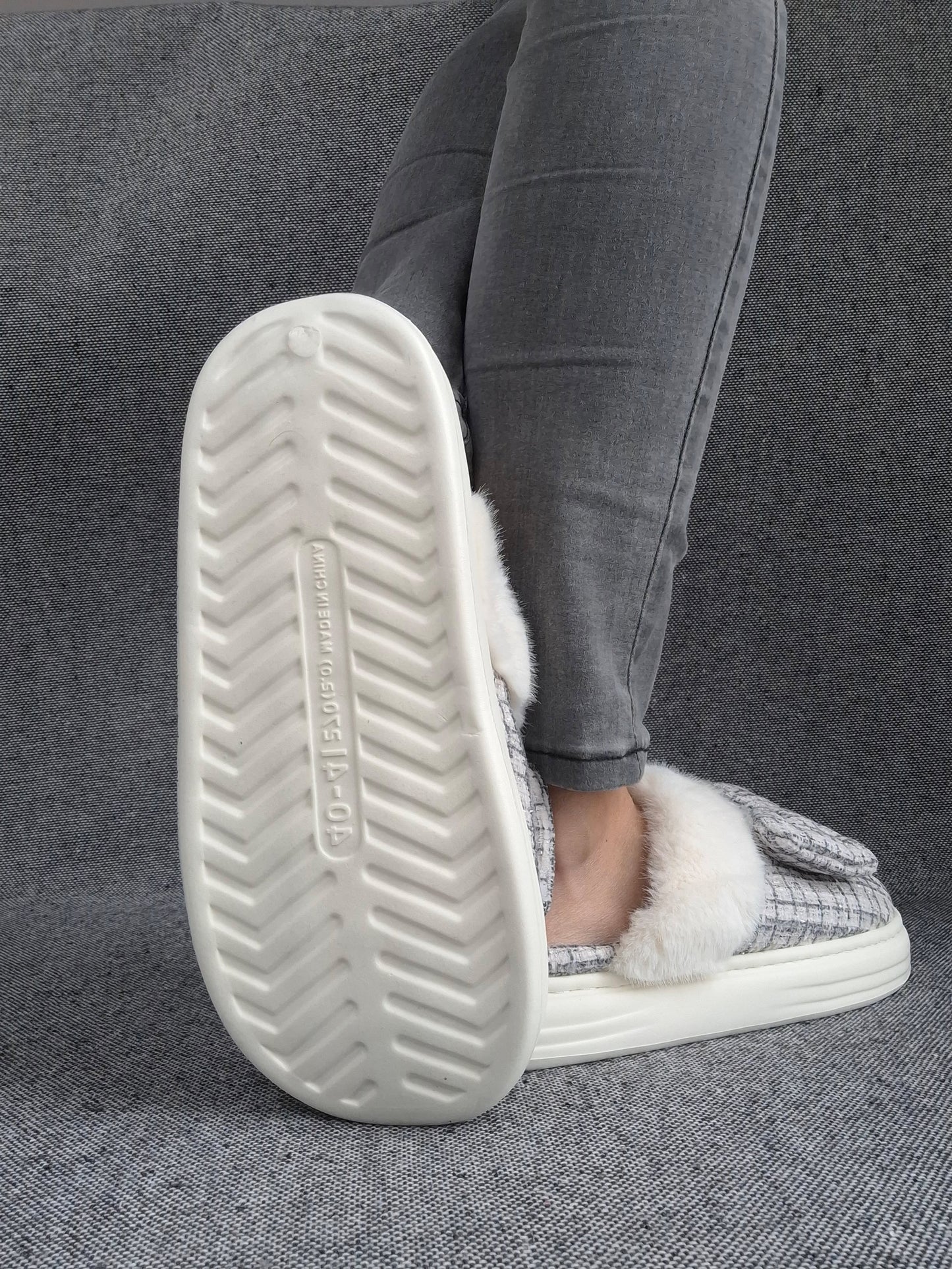 Chaussons fourrés bleu et blanc en tissu à carreaux avec noeud