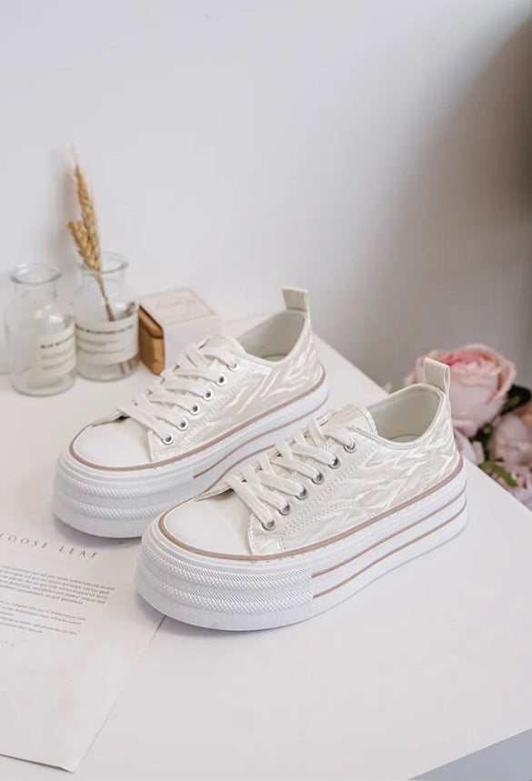Chaussures baskets basses semelle compensée tissu rigide doré avec motifs zebré style converse plateforme