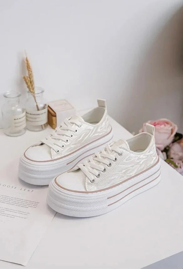 Chaussures baskets basses semelle compensée tissu rigide doré avec motifs zebré style converse plateforme