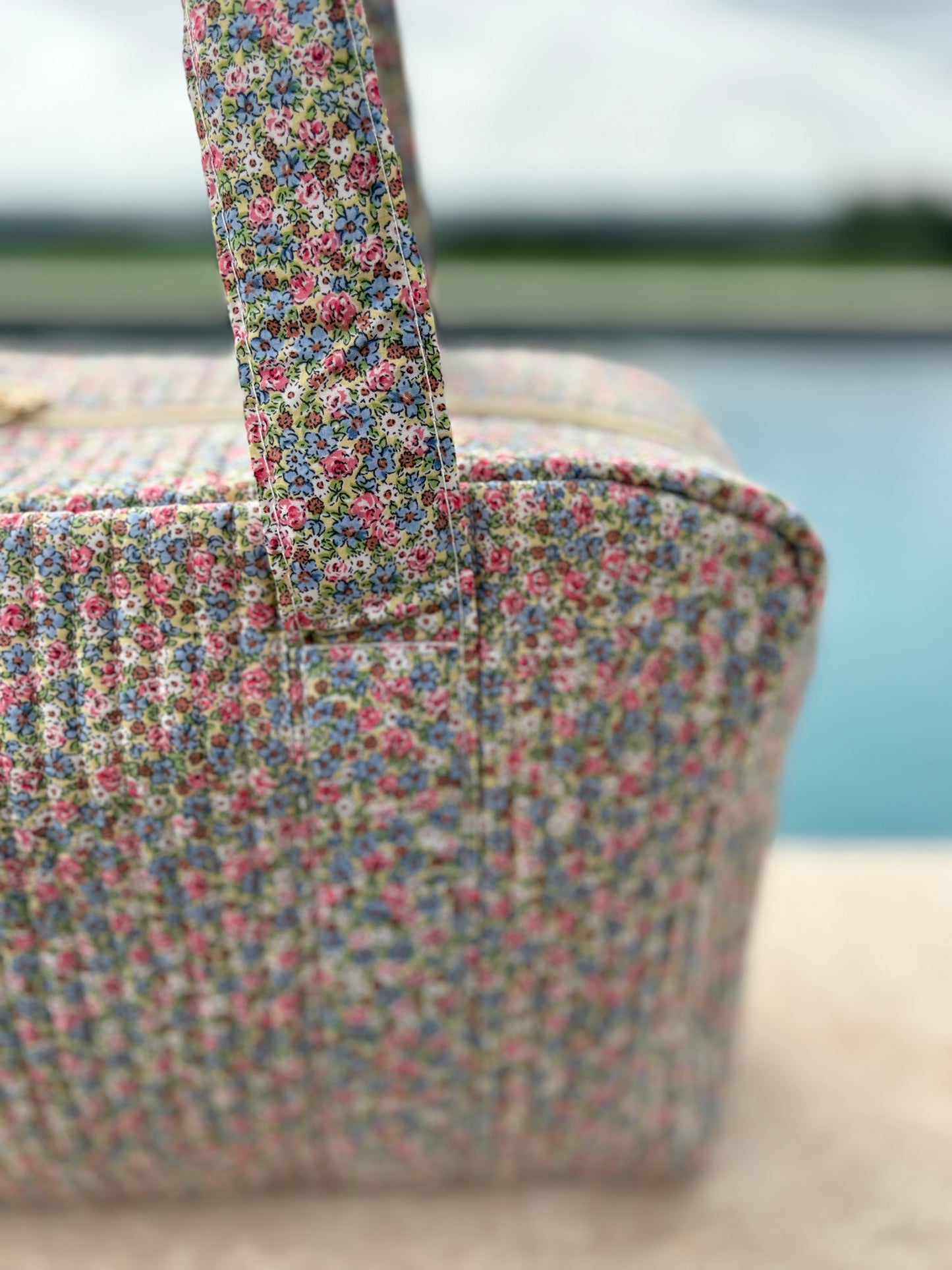Sac week-end polochon en coton matelassé multicolore liberty fleuri rose bleu et blanc