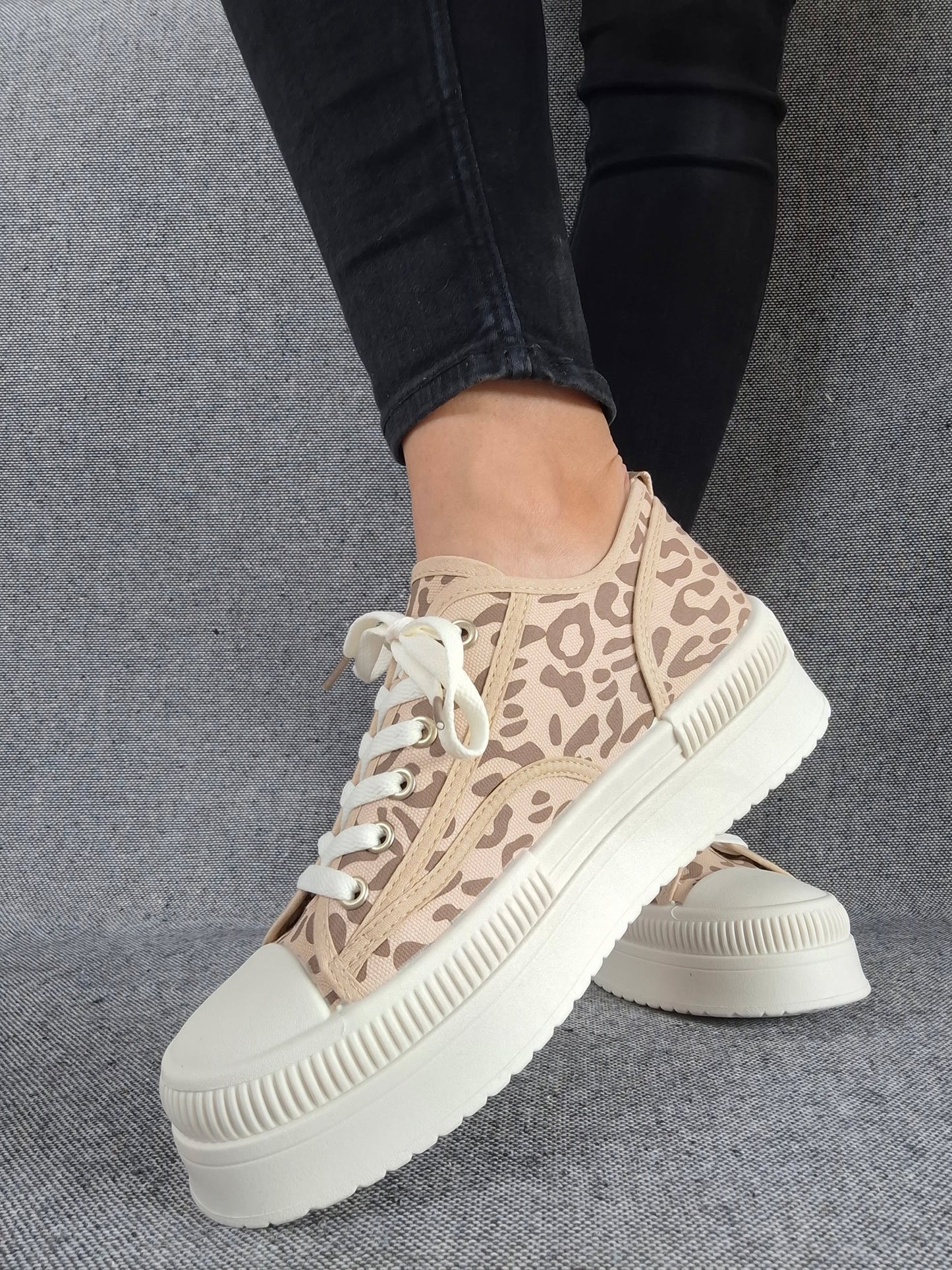 Chaussures baskets à motif léopard marron camel et blanc semelle compensée style converse